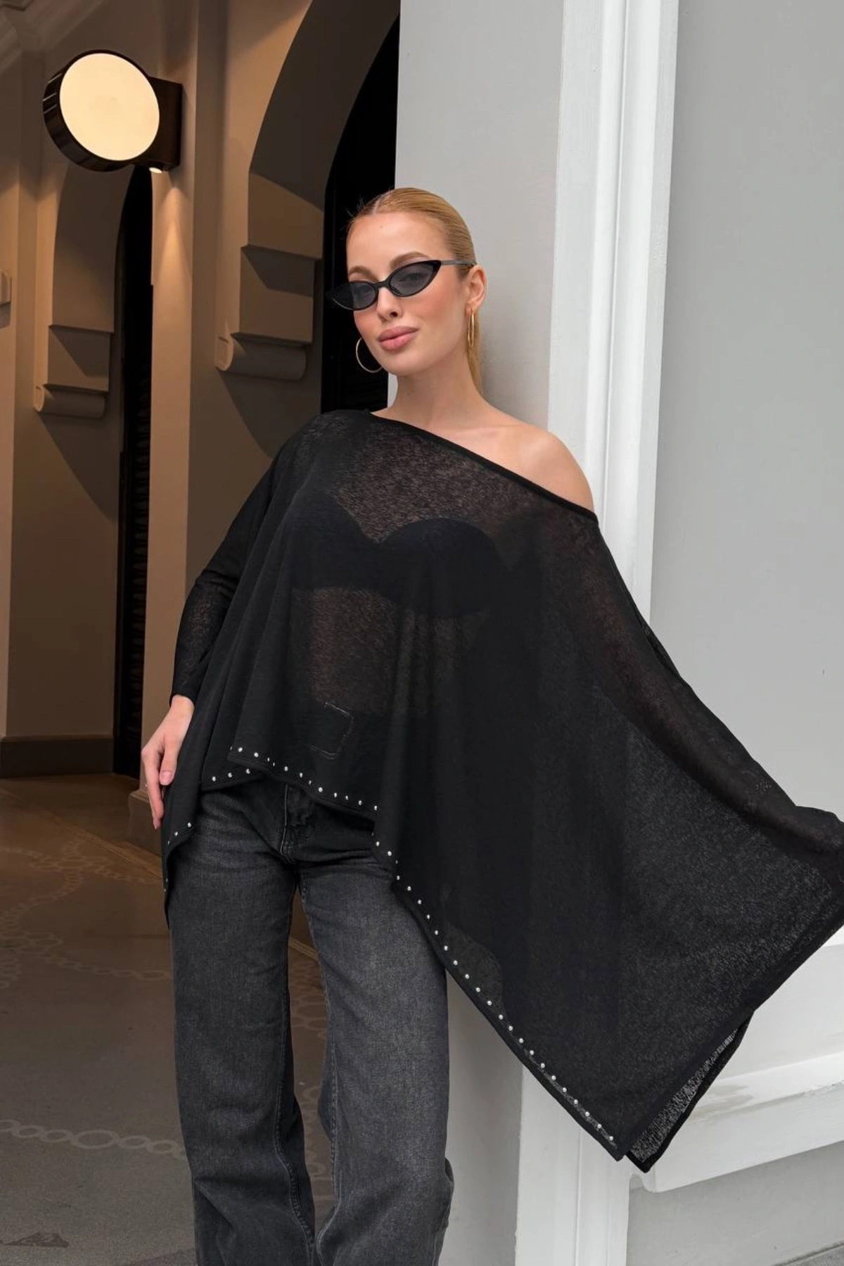 Kadın Siyah Taş Detaylı Transparan Madonna Yaka Asimetrik Panço Bluz