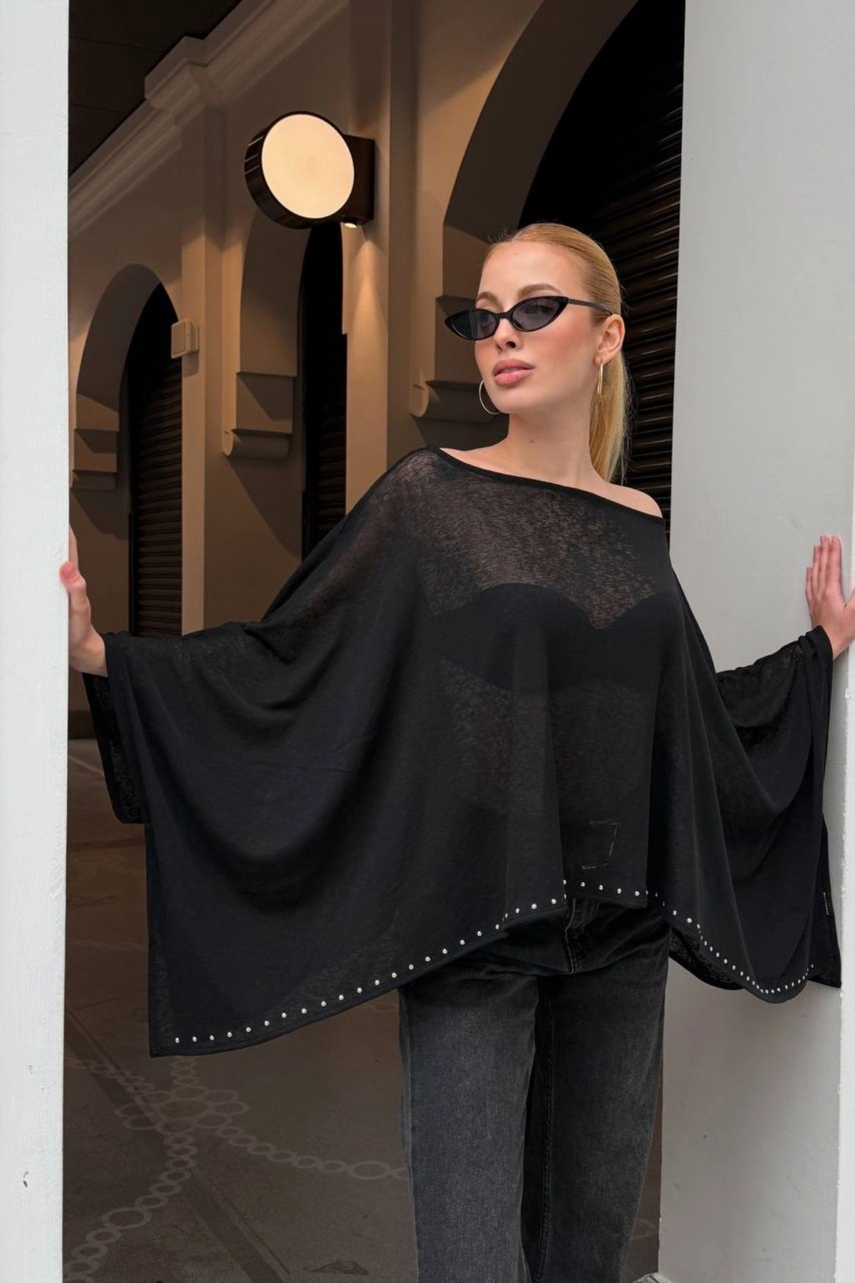 Kadın Siyah Taş Detaylı Transparan Madonna Yaka Asimetrik Panço Bluz