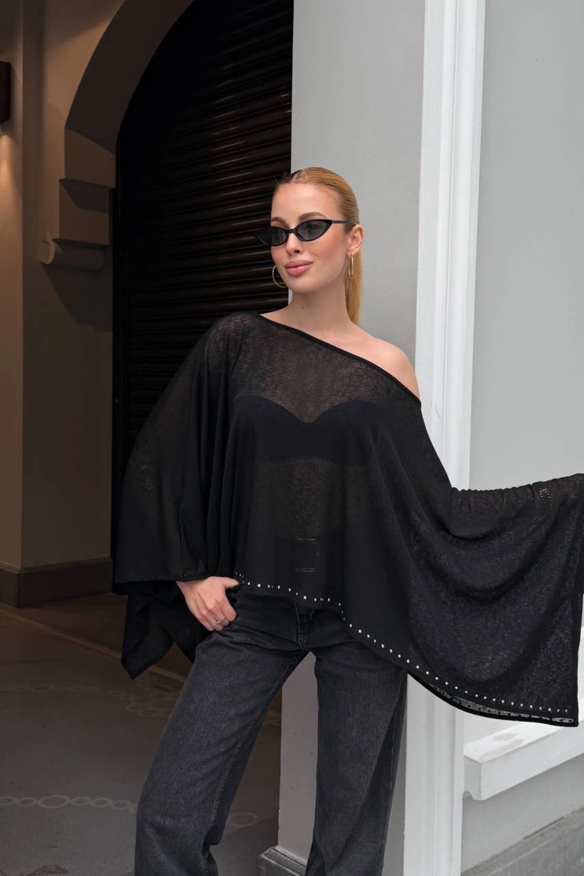 Kadın Siyah Taş Detaylı Transparan Madonna Yaka Asimetrik Panço Bluz