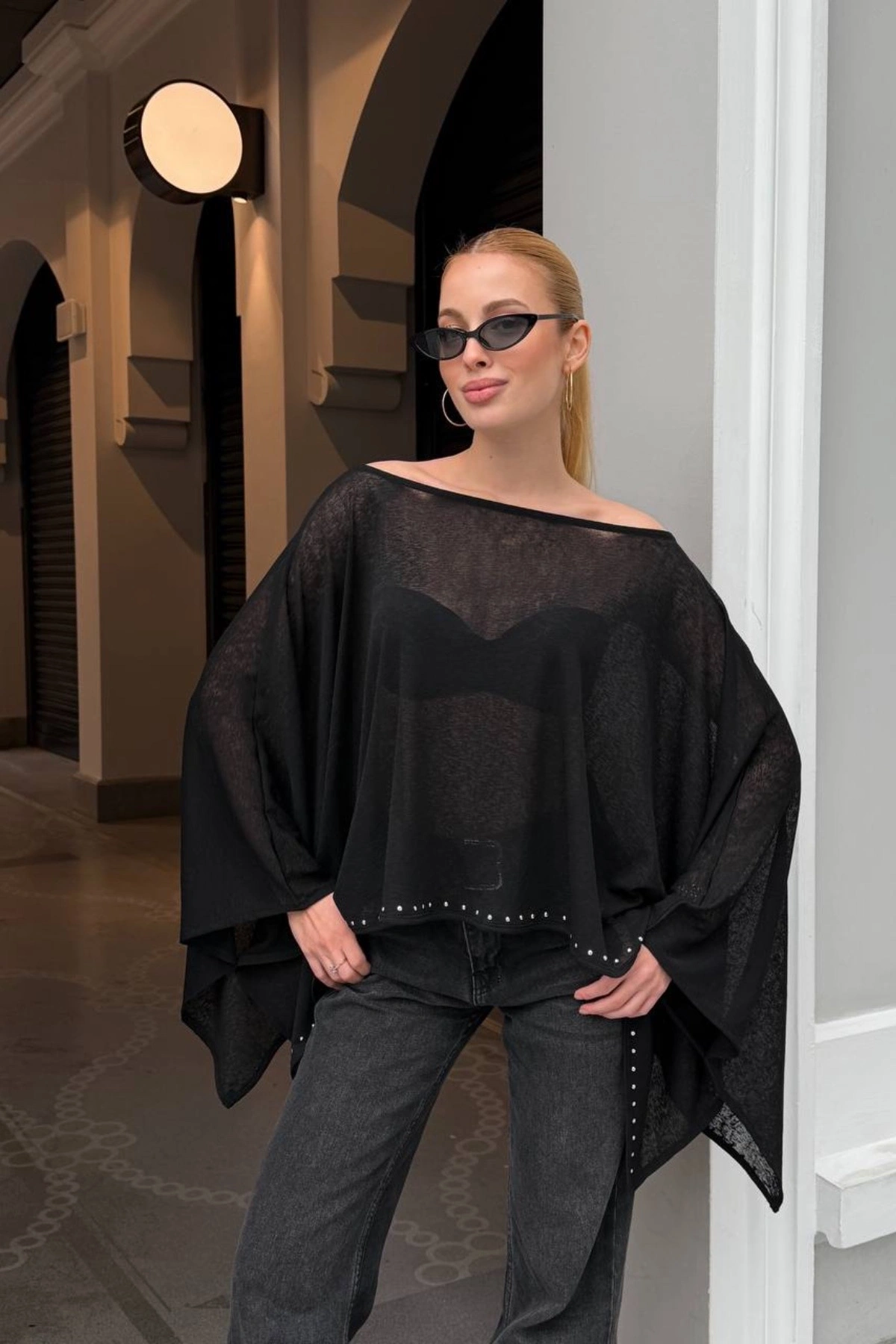 Kadın Siyah Taş Detaylı Transparan Madonna Yaka Asimetrik Panço Bluz