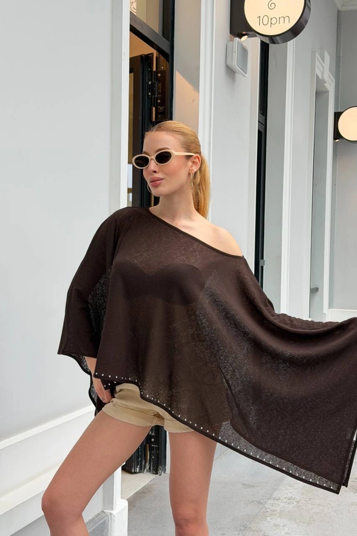Kadın Kahverengi Taş Detaylı Transparan Madonna Yaka Asimetrik Panço Bluz