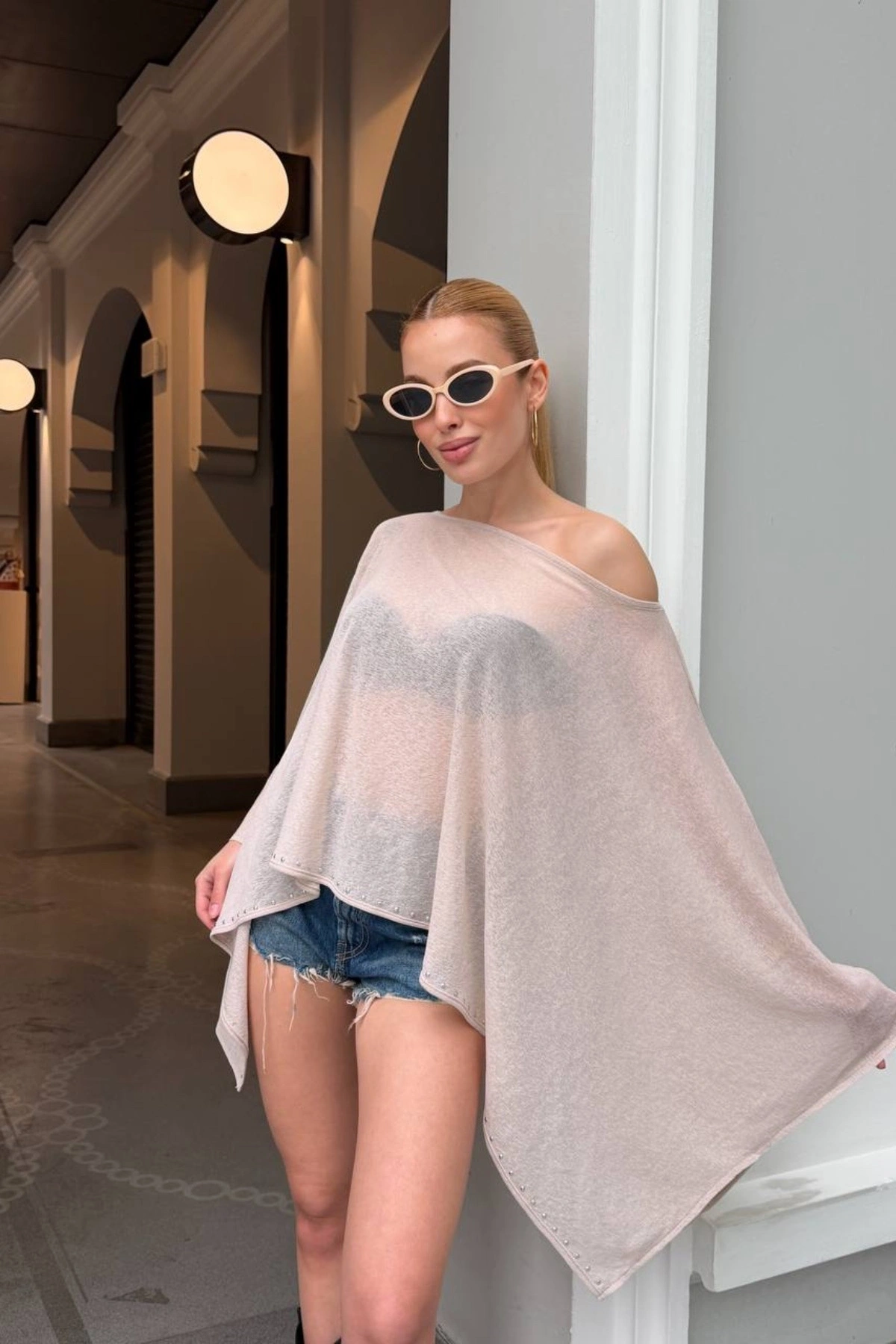 Kadın Bej Taş Detaylı Transparan Madonna Yaka Asimetrik Panço Bluz