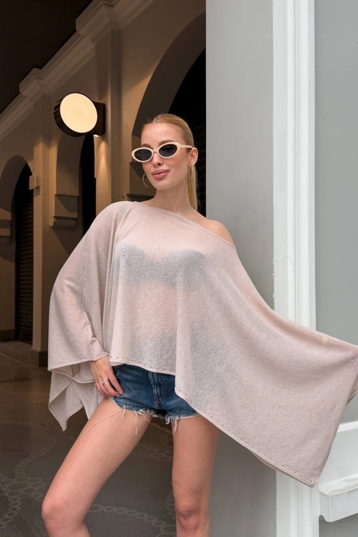 Kadın Bej Taş Detaylı Transparan Madonna Yaka Asimetrik Panço Bluz