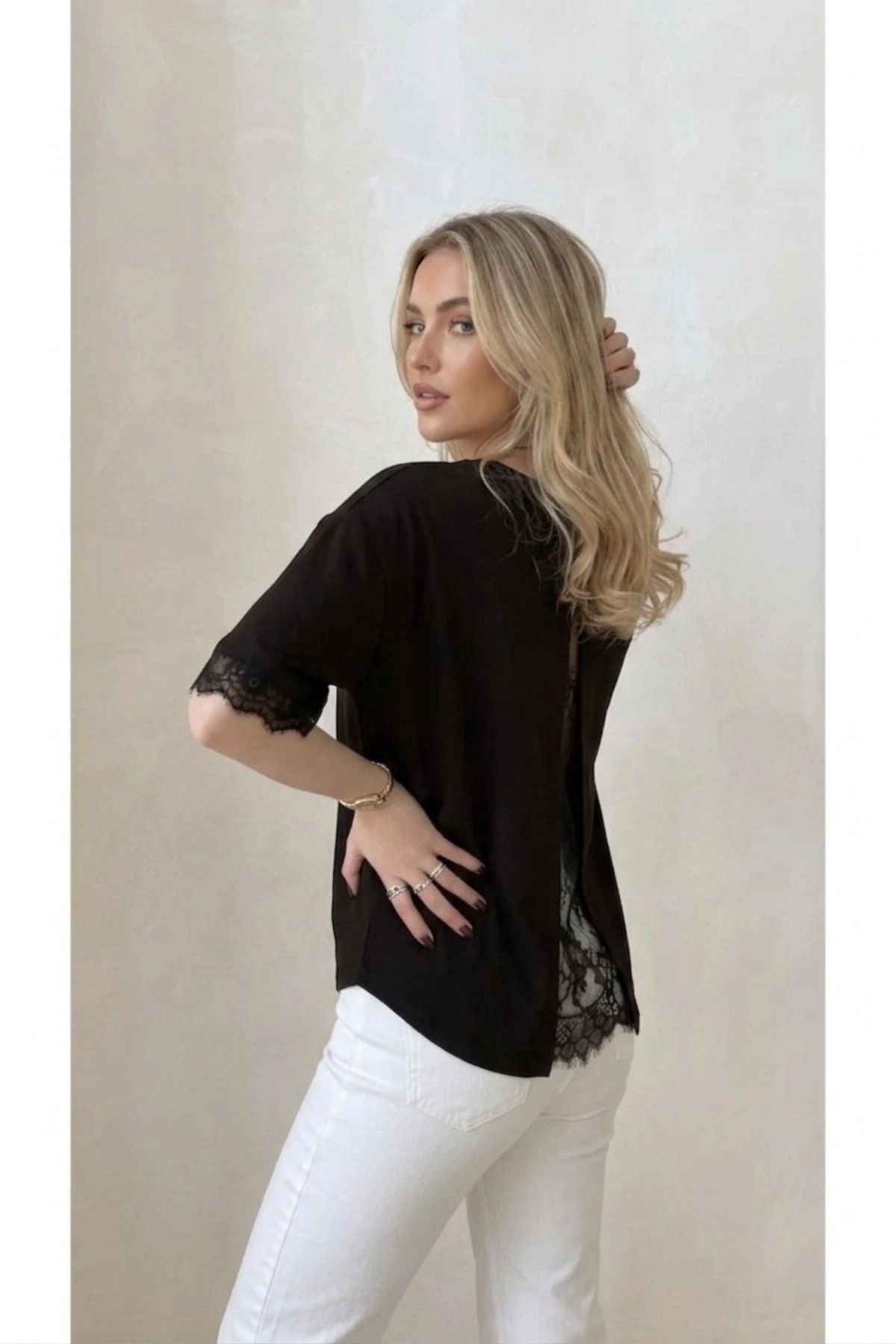 Kadın Siyah Sırt ve Kol Dantel Detaylı Kısa Kol Premium T-shirt Tişört