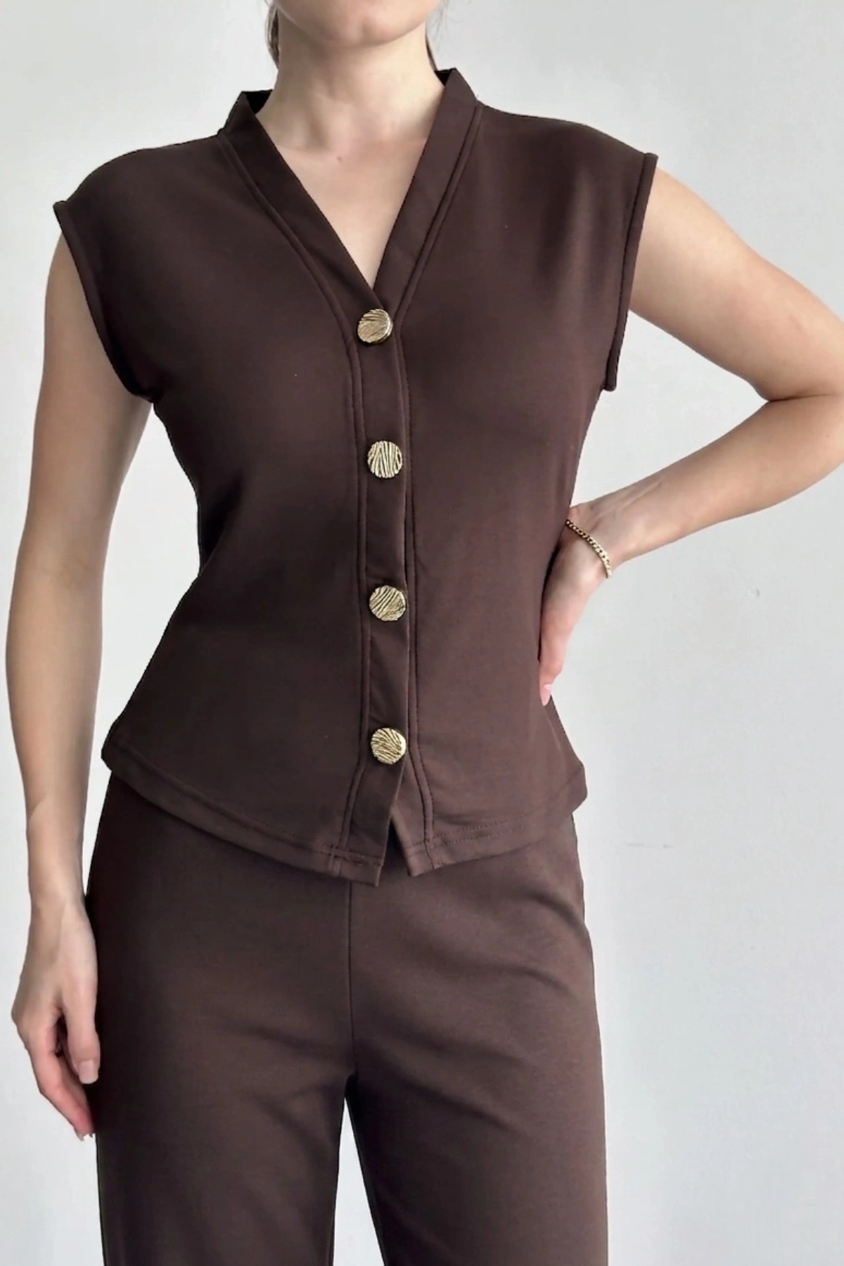 Kadın Kahverengi Şık Düğme Detaylı Yelekli Geniş Paça Pantolon İkili Takım