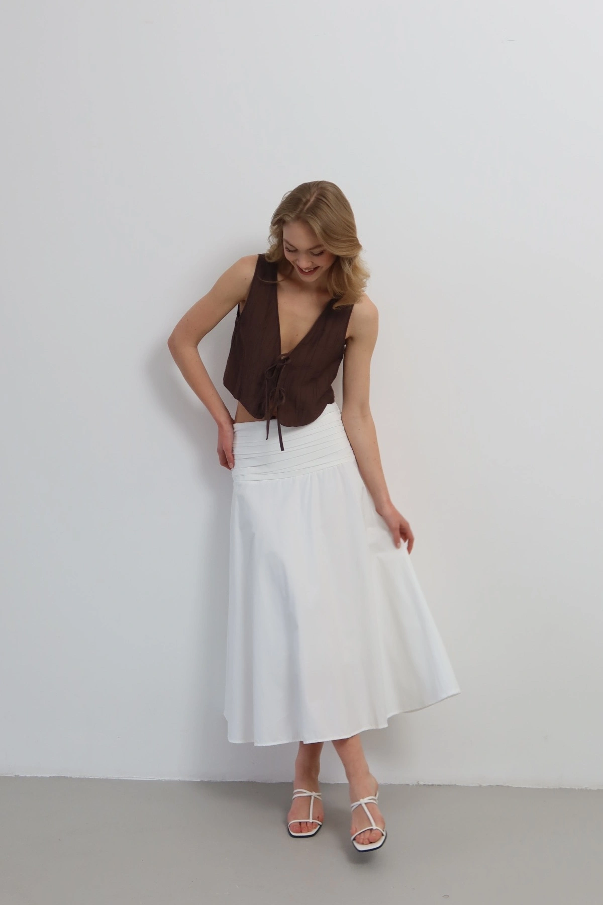 Kadın Beyaz Büzgü Detaylı Yüksek Bel Midi Boy Yazlık Etek