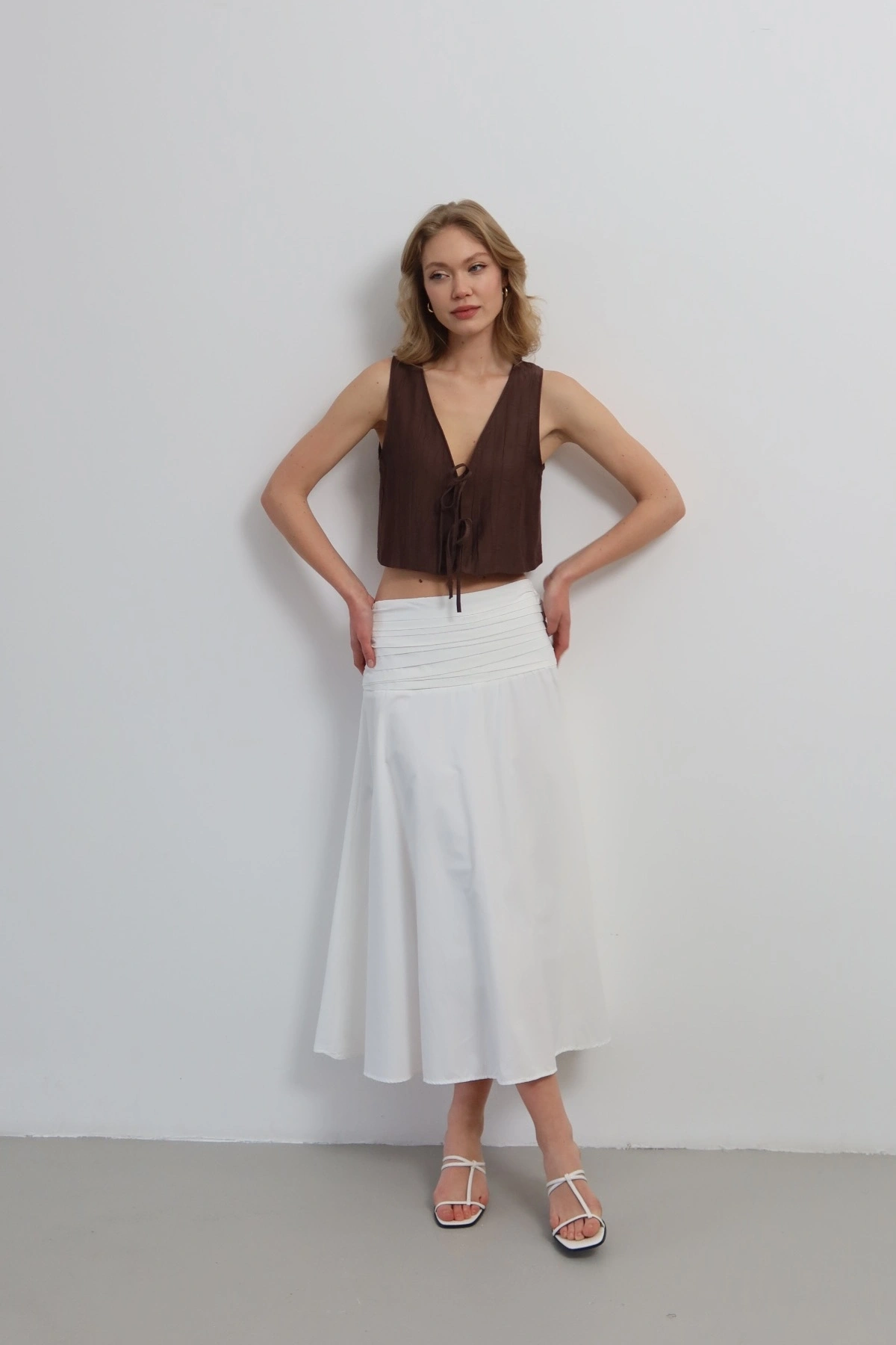 Kadın Beyaz Büzgü Detaylı Yüksek Bel Midi Boy Yazlık Etek