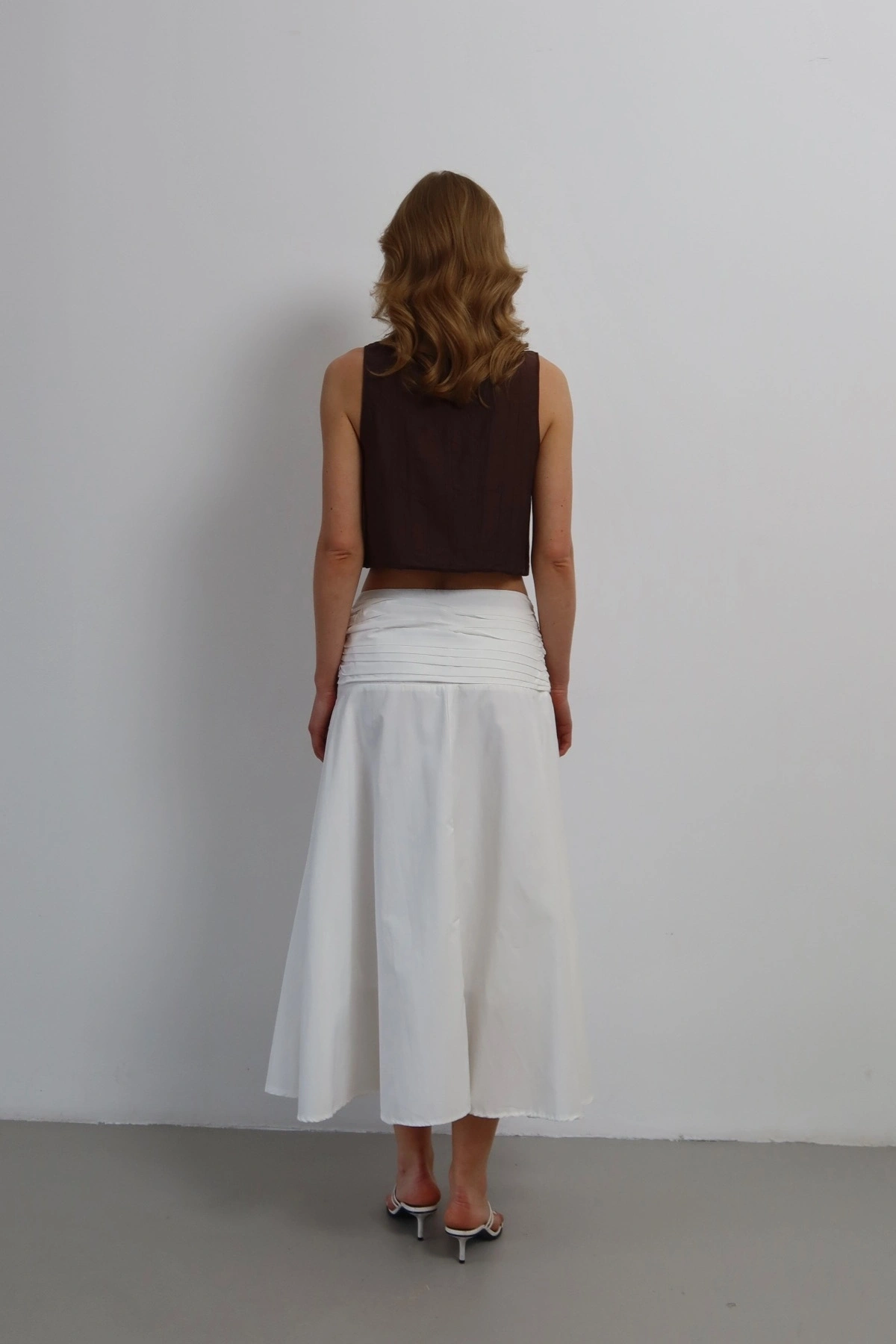 Kadın Beyaz Büzgü Detaylı Yüksek Bel Midi Boy Yazlık Etek