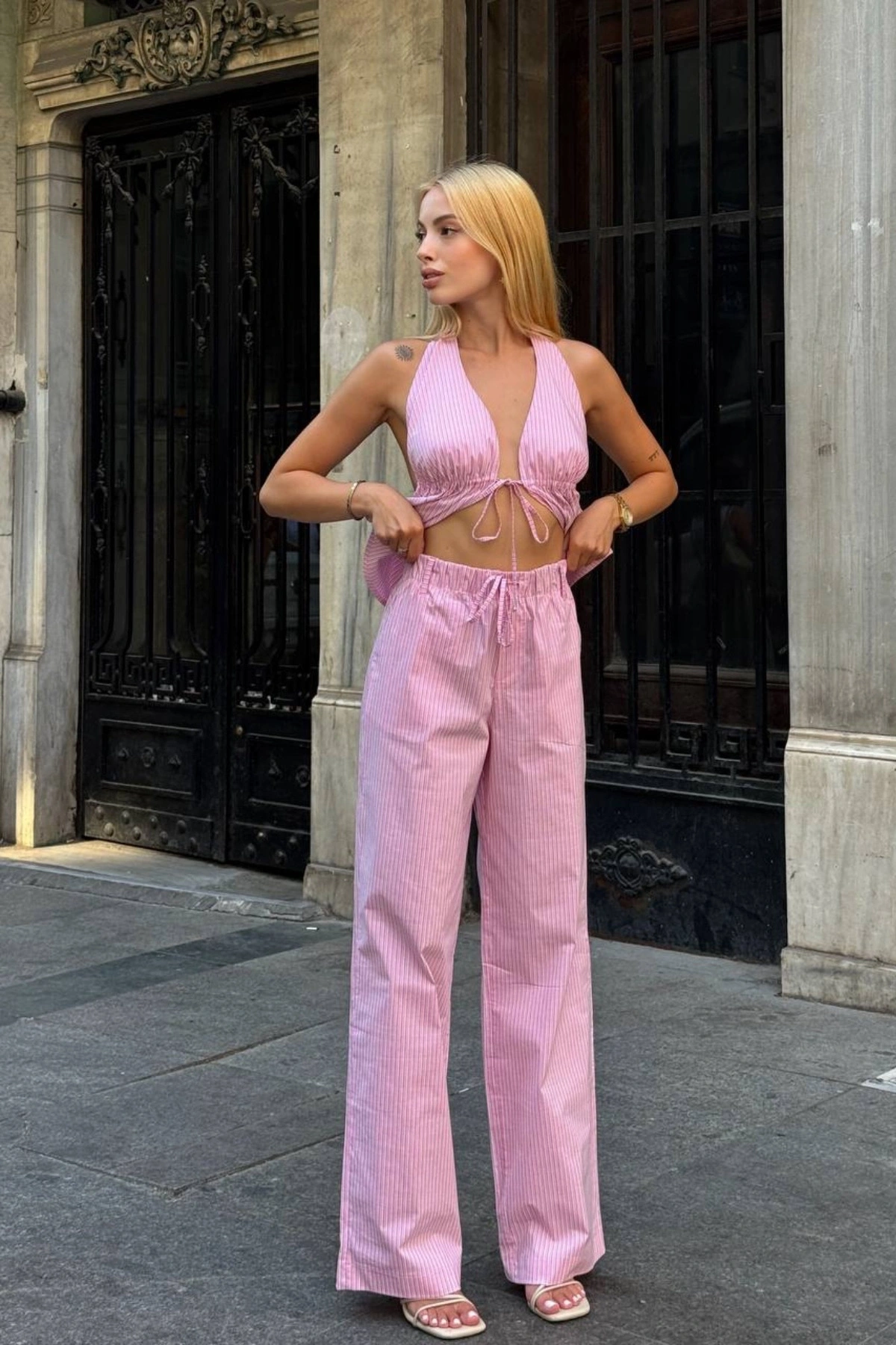 Kadın Pembe Çizgili Halter Yaka Bluz Yüksek Bel Geniş Paça Pantolon Alt Üst İkili Yazlık Takım