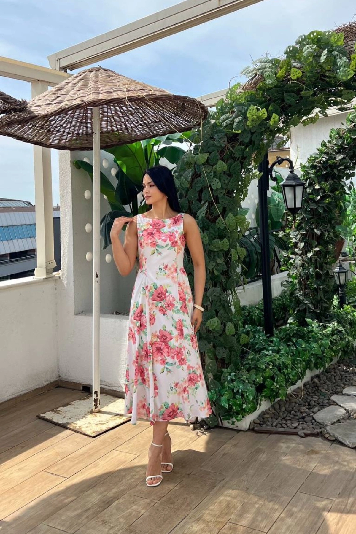 Kadın Pembe Çiçekli Kolsuz Belden Oturtmalı A Kesim Astarlı Yazlık Midi Elbise