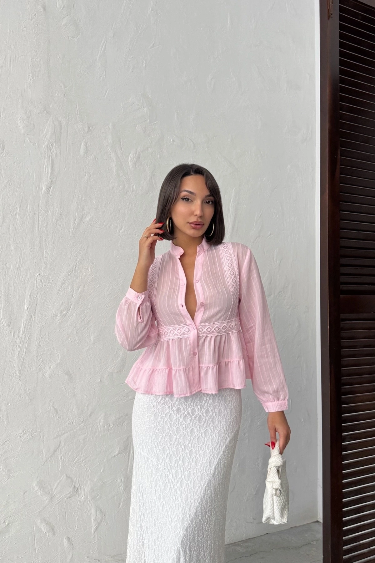 Kadın Şeker Pembe Dantel Nakış İşlemeli Beli Pileli Hakim Yaka Gömlek