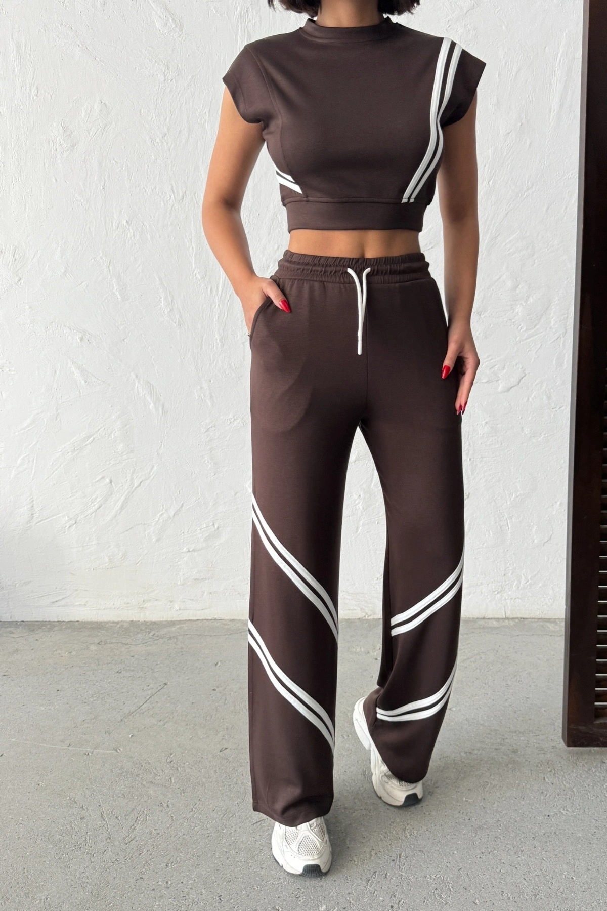 Kadın Kahverengi Şerit Detaylı Crop Bluz Yüksek Bel Bol Paça Pantolon Alt Üst İkili Takım