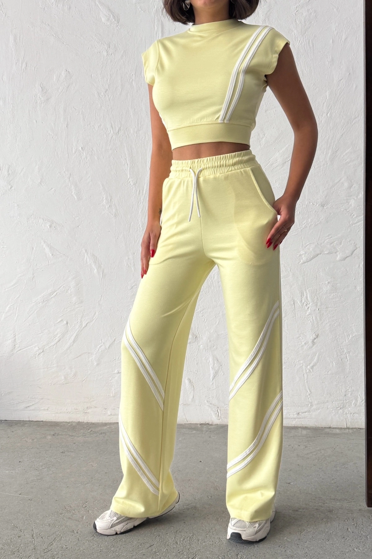 Kadın Yaz Sarısı Şerit Detaylı Crop Bluz Yüksek Bel Bol Paça Pantolon Alt Üst İkili Takım