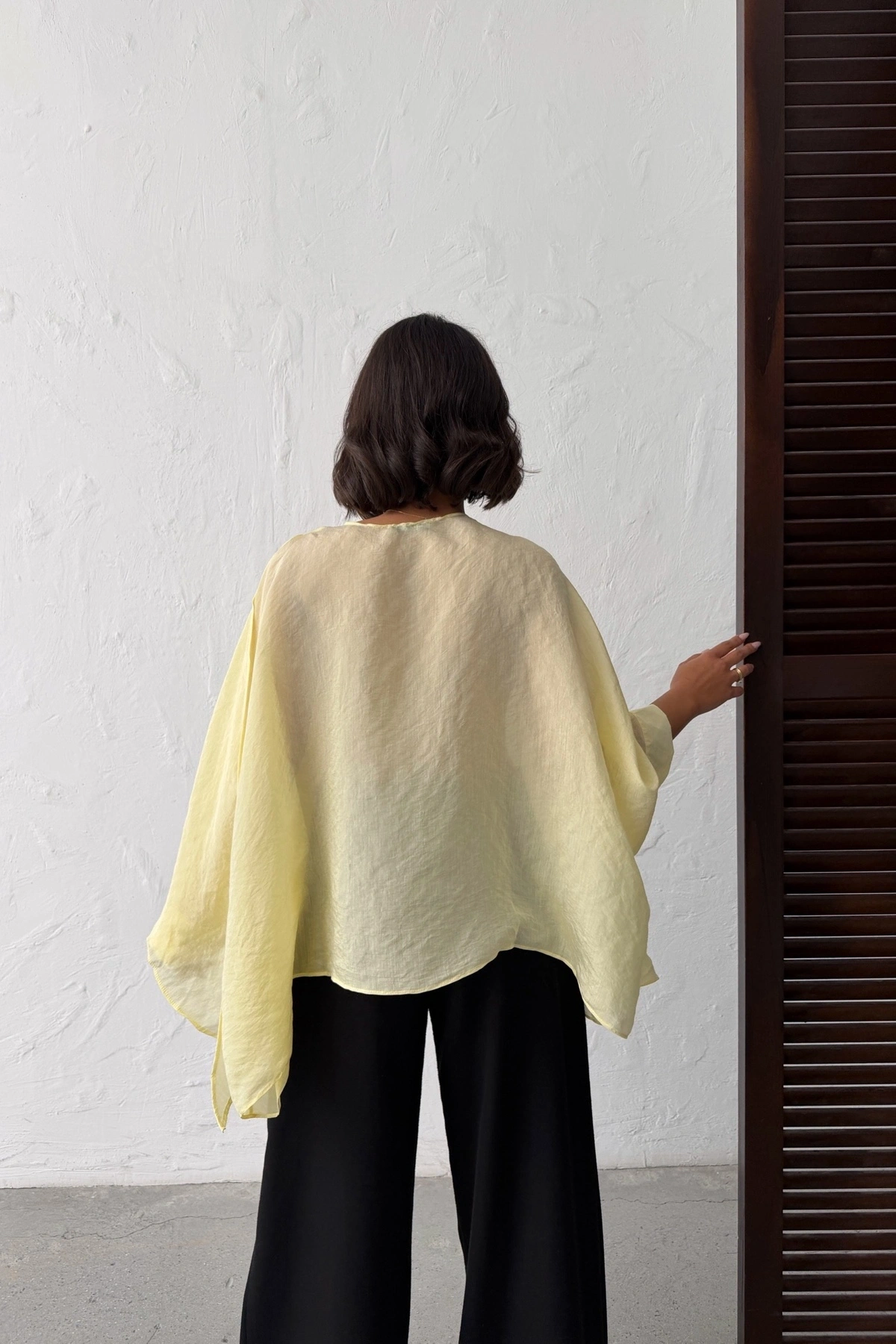 Kadın Yaz Sarısı Oversize Salaş Asimetrik Kesim Transparan Yazlık Şık Gömlek Pelerin Bluz