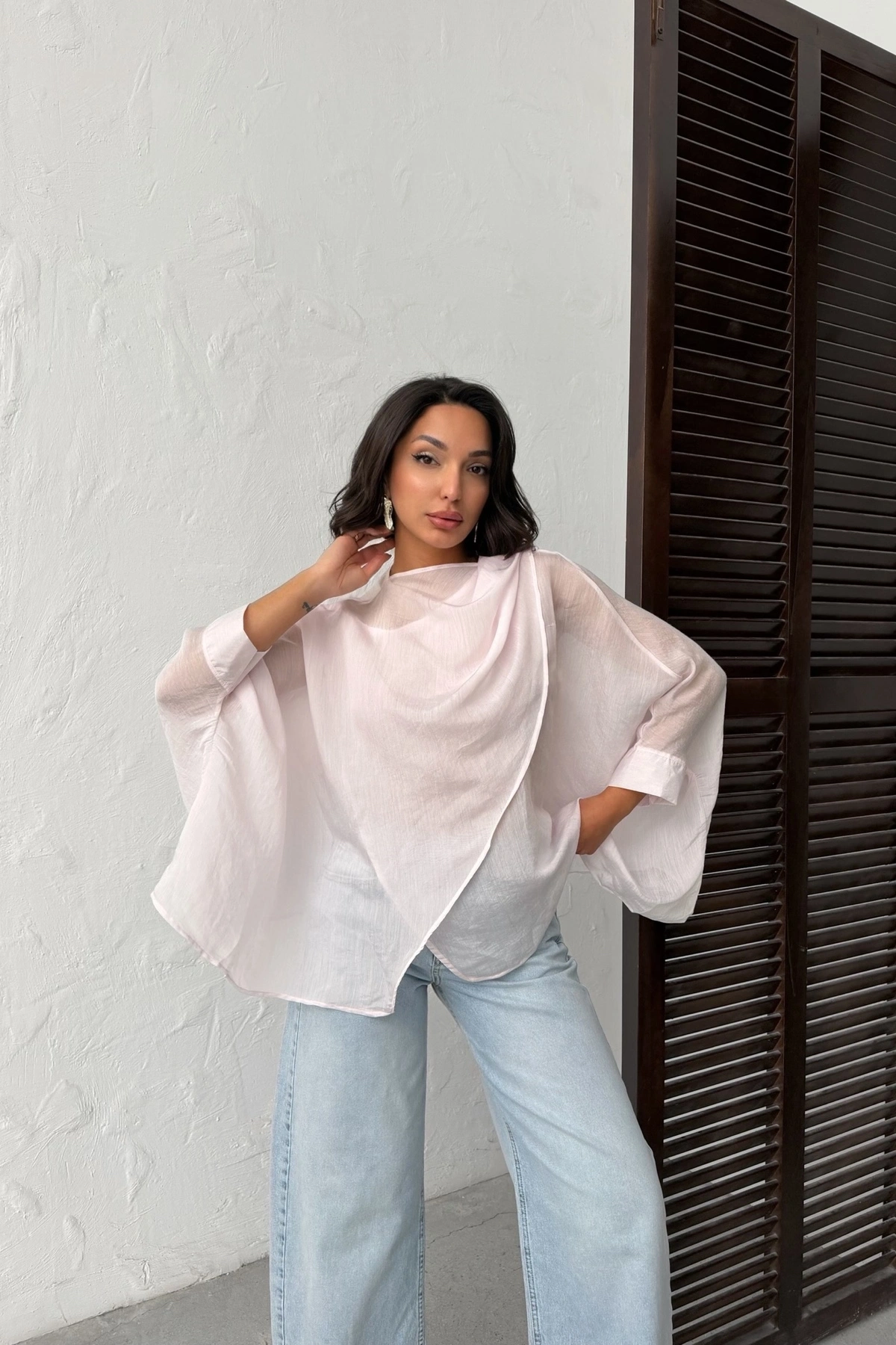 Kadın Beyaz Oversize Salaş Asimetrik Kesim Transparan Yazlık Şık Gömlek Pelerin Bluz