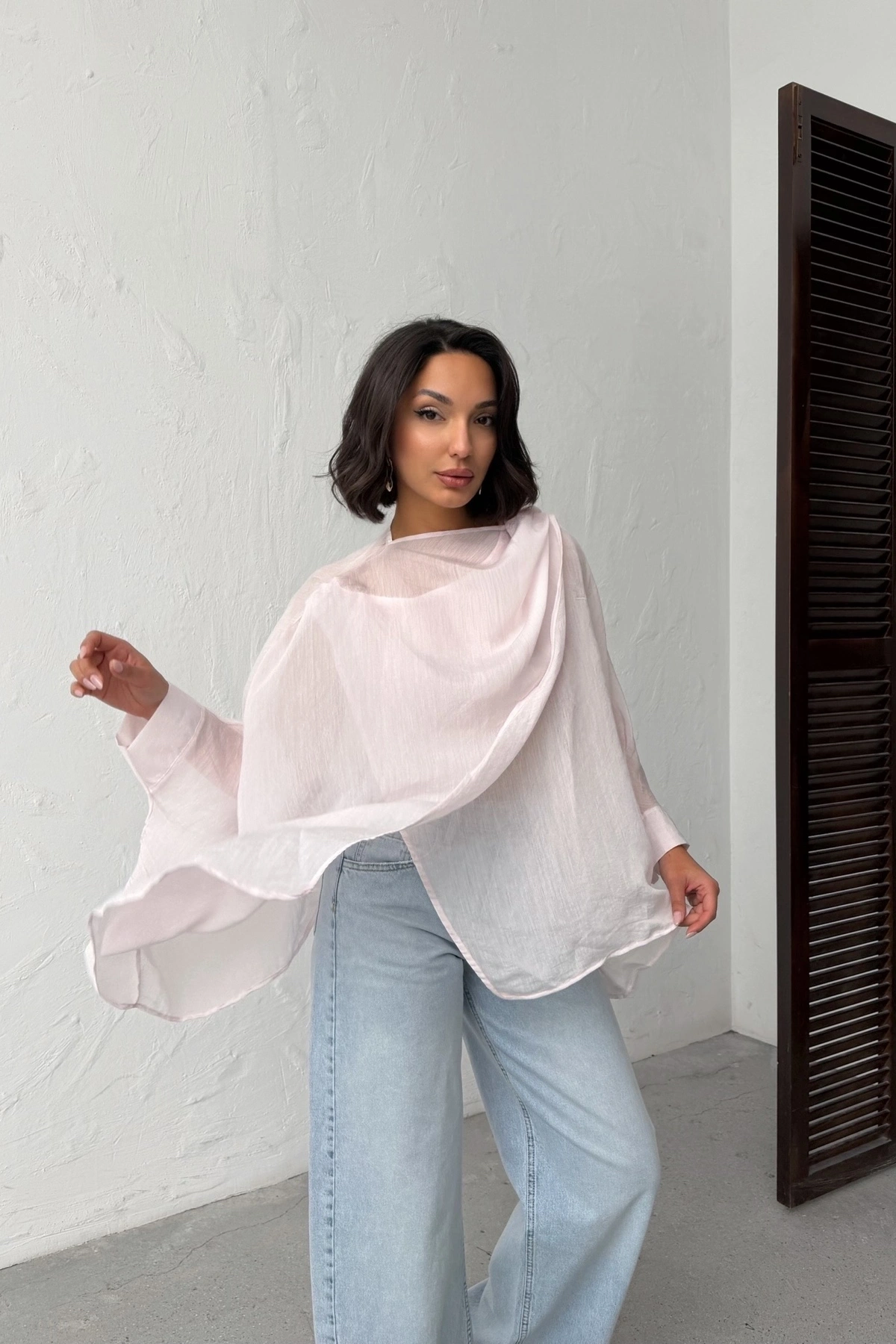 Kadın Beyaz Oversize Salaş Asimetrik Kesim Transparan Yazlık Şık Gömlek Pelerin Bluz