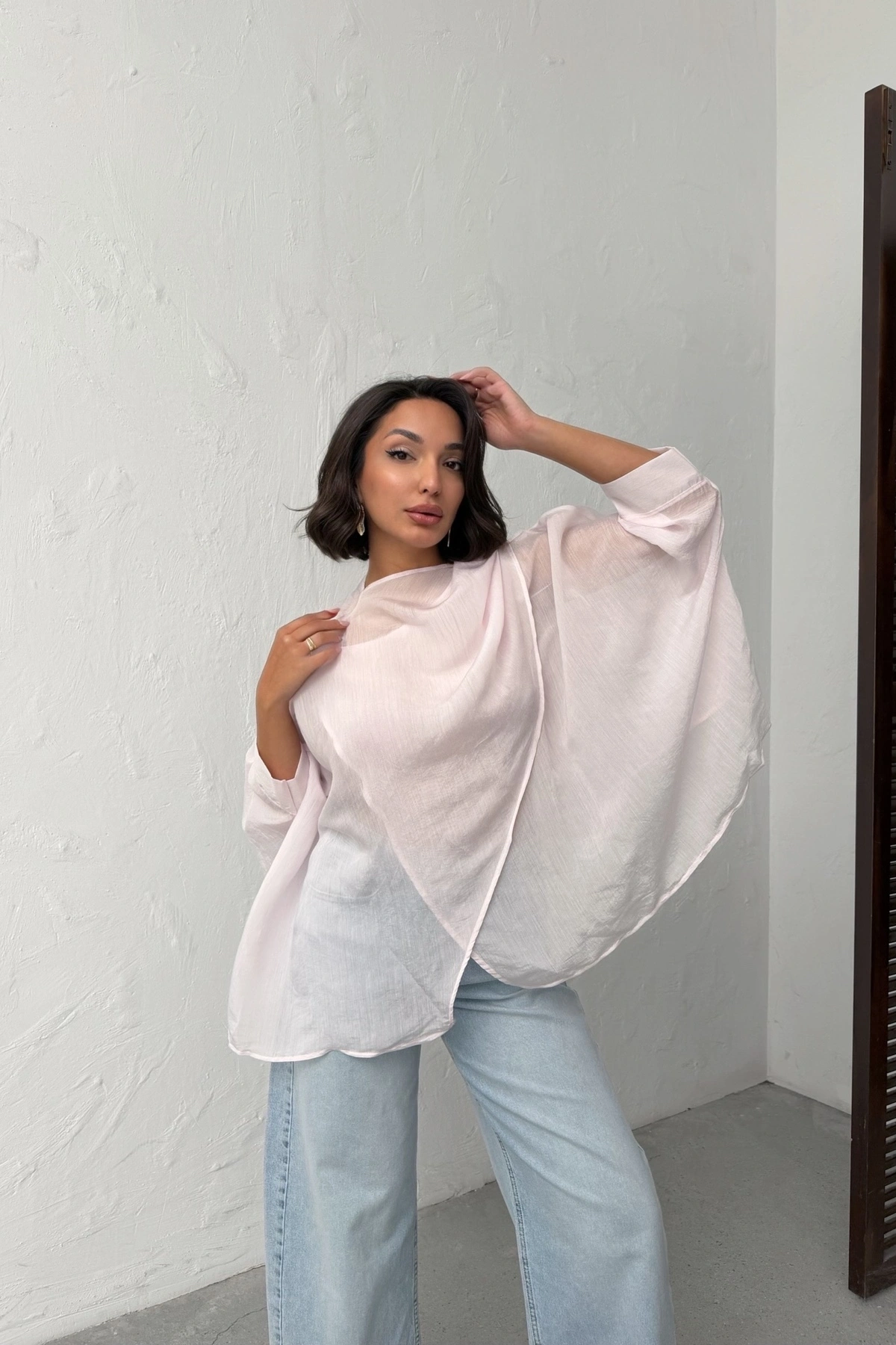 Kadın Beyaz Oversize Salaş Asimetrik Kesim Transparan Yazlık Şık Gömlek Pelerin Bluz