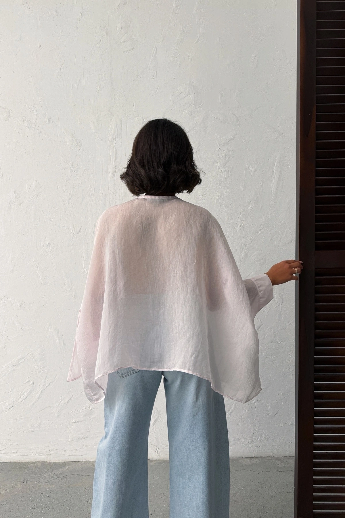 Kadın Beyaz Oversize Salaş Asimetrik Kesim Transparan Yazlık Şık Gömlek Pelerin Bluz