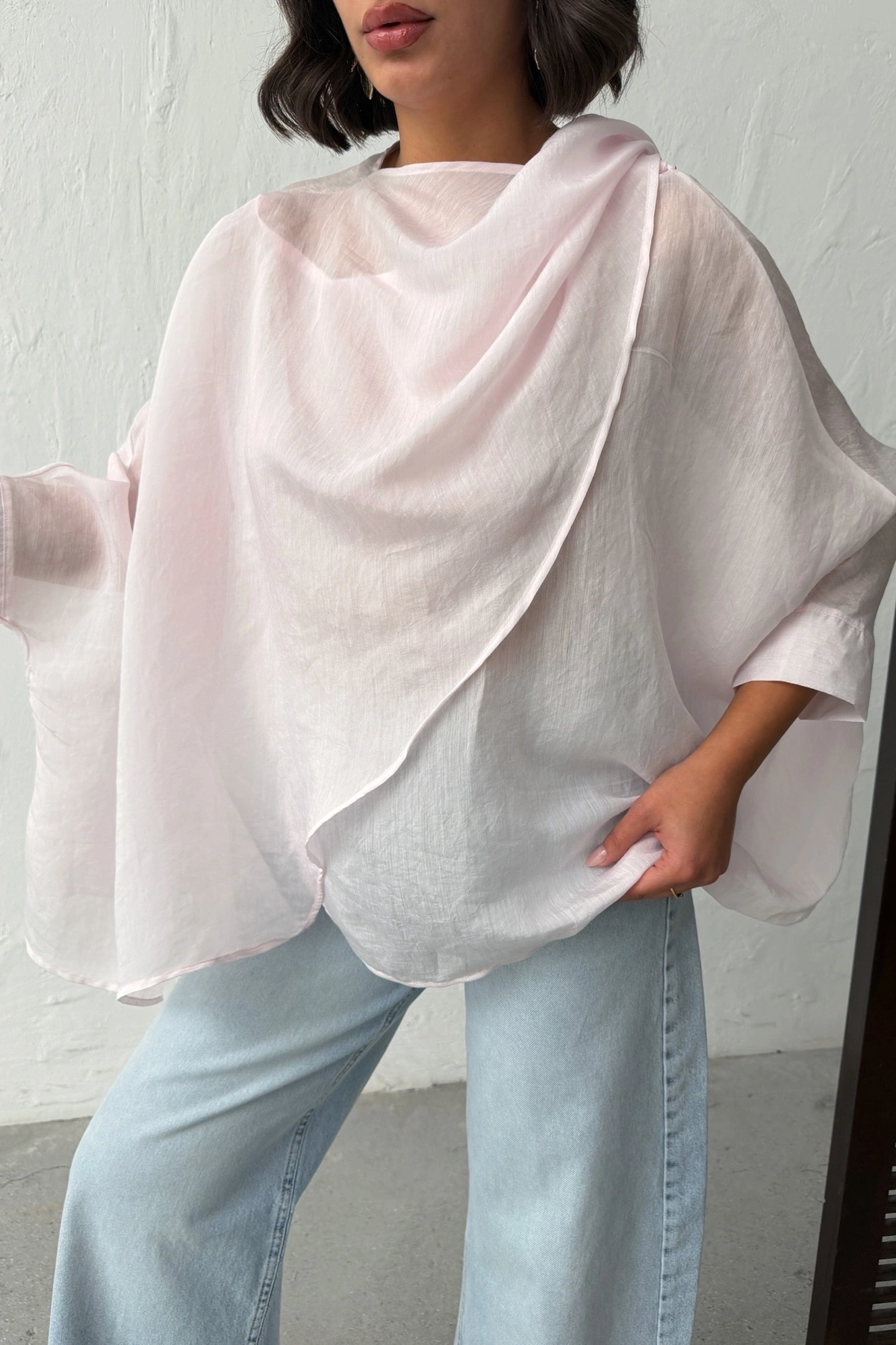 Kadın Beyaz Oversize Salaş Asimetrik Kesim Transparan Yazlık Şık Gömlek Pelerin Bluz