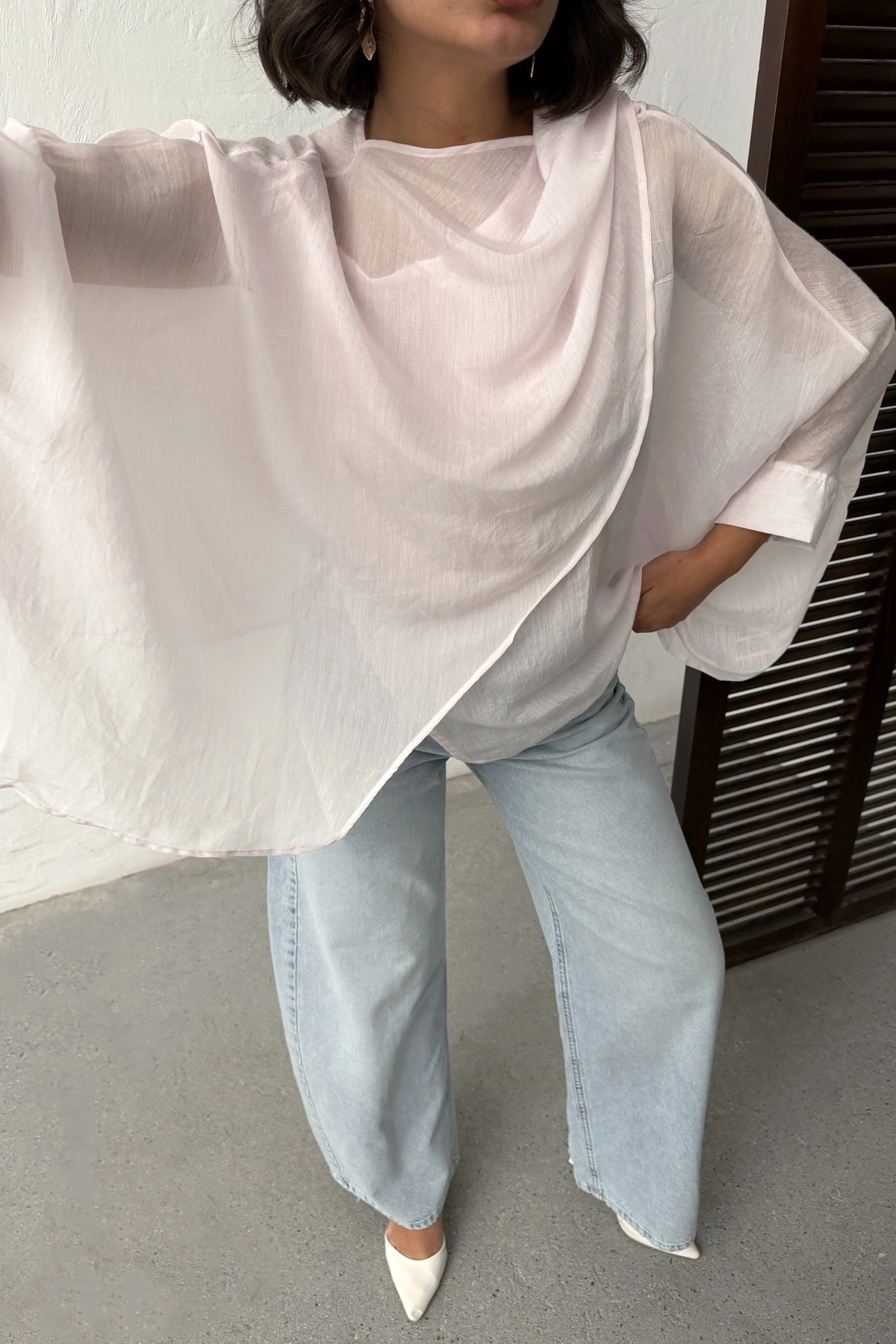 Kadın Beyaz Oversize Salaş Asimetrik Kesim Transparan Yazlık Şık Gömlek Pelerin Bluz