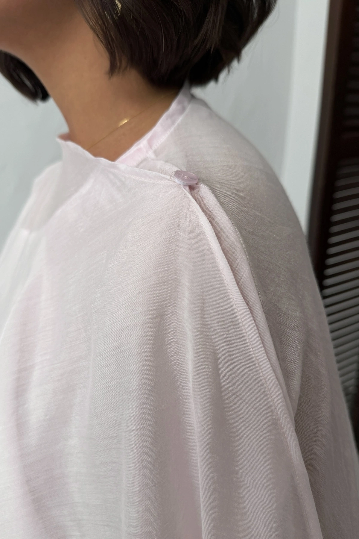 Kadın Beyaz Oversize Salaş Asimetrik Kesim Transparan Yazlık Şık Gömlek Pelerin Bluz
