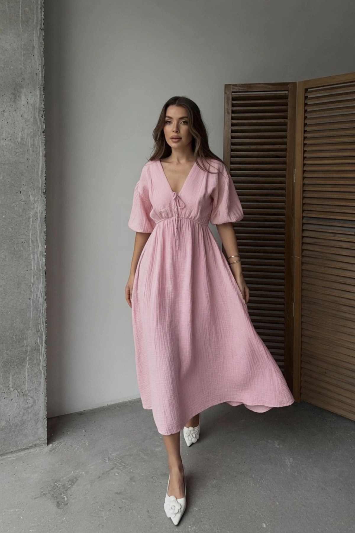 Kadın V Yaka Pembe Müslin Kumaş Kısa Kol Elbise