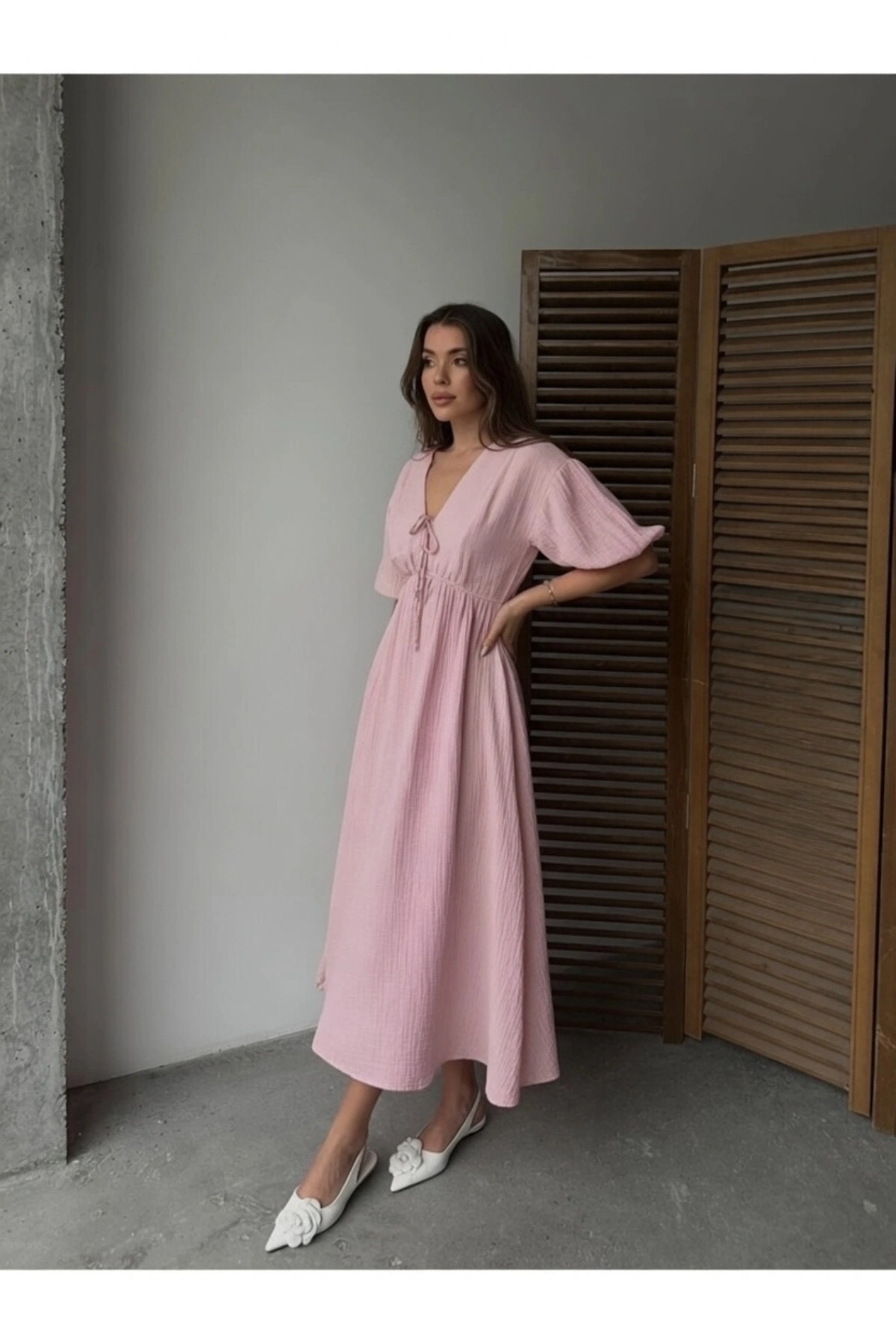 Kadın V Yaka Pembe Müslin Kumaş Kısa Kol Elbise