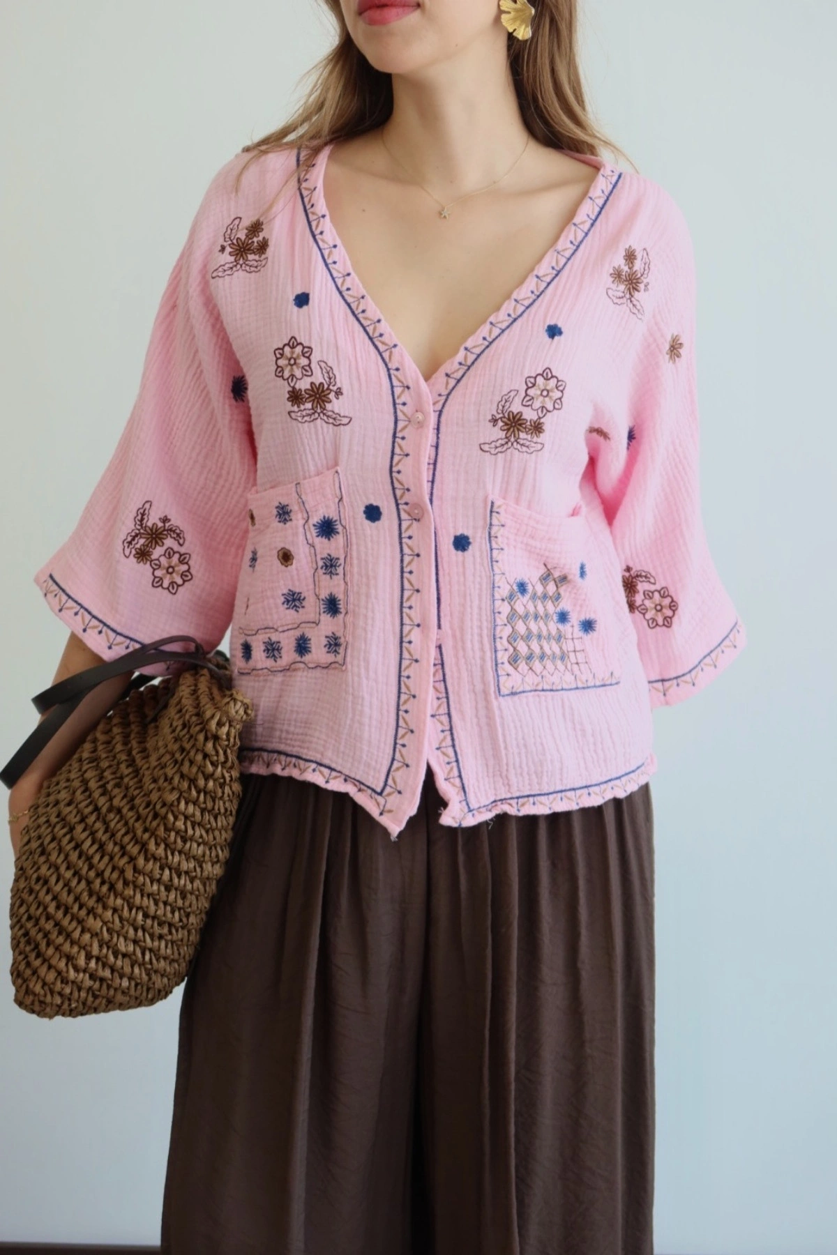 Kadın Pembe Etnik Nakış İşlemeli Cep Detaylı  Düğmeli Yazlık Bohem Müslin Gömlek Kimono