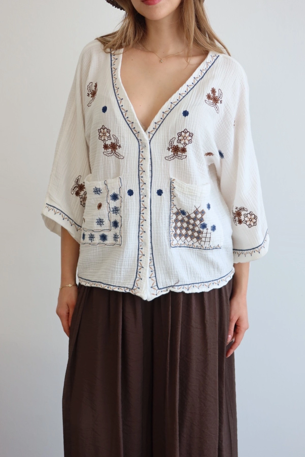 Kadın Beyaz Etnik Nakış İşlemeli Cep Detaylı Düğmeli Yazlık Bohem Müslin Gömlek Kimono