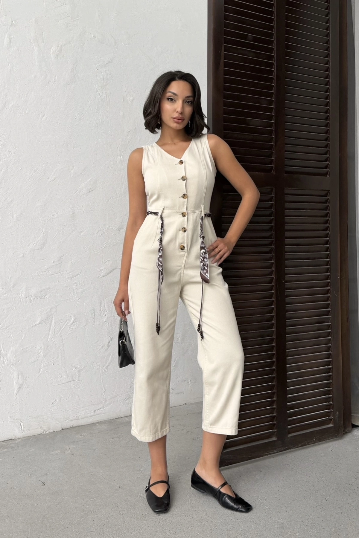 Kadın Bej Kolsuz Düğme Detaylı Kuşaklı Bilek Boy Yazlık Jean Denim Tulum