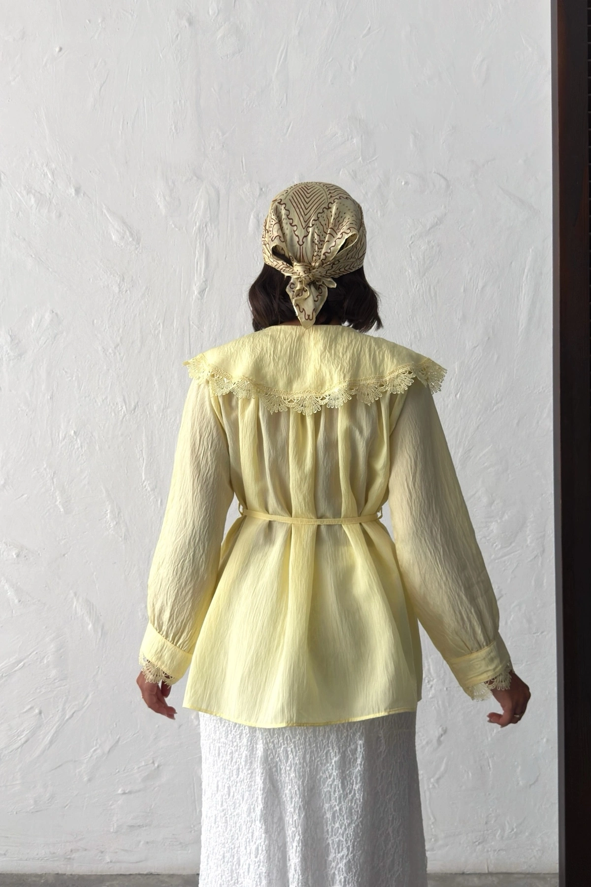 Kadın Yaz Sarısı Vintage Bebe Yaka Dantelli Kuşaklı Yazlık Uzun Kol Gömlek Tunik