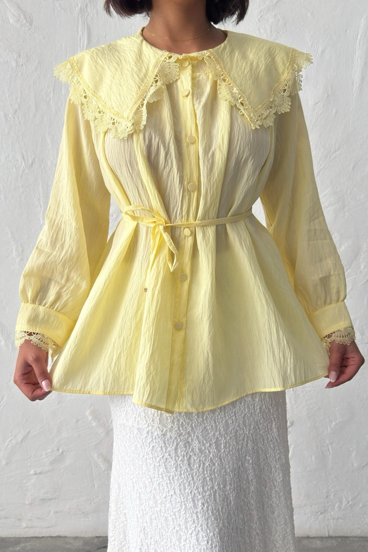 Kadın Yaz Sarısı Vintage Bebe Yaka Dantelli Kuşaklı Yazlık Uzun Kol Gömlek Tunik
