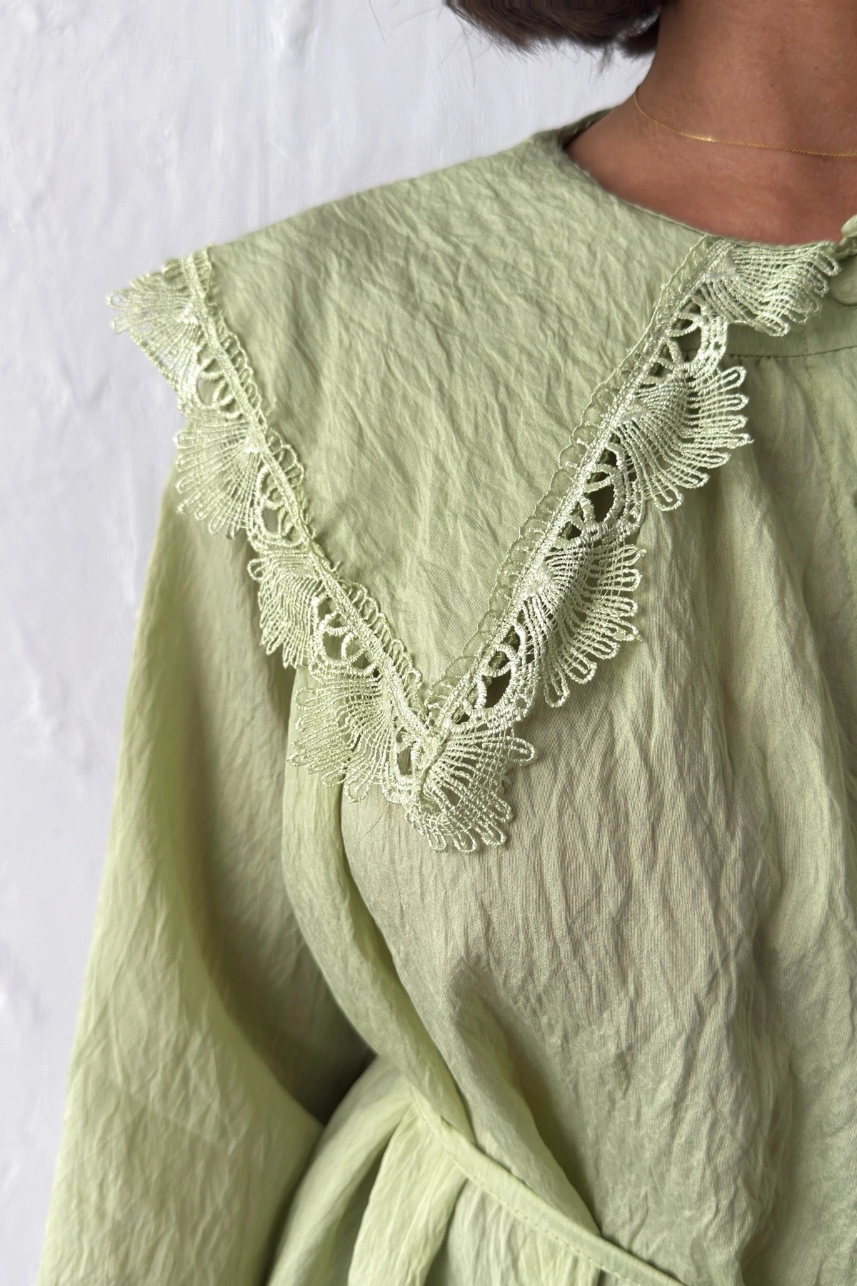 Kadın Çağla Yeşili Vintage Bebe Yaka Dantelli Kuşaklı Yazlık Uzun Kol Gömlek Tunik