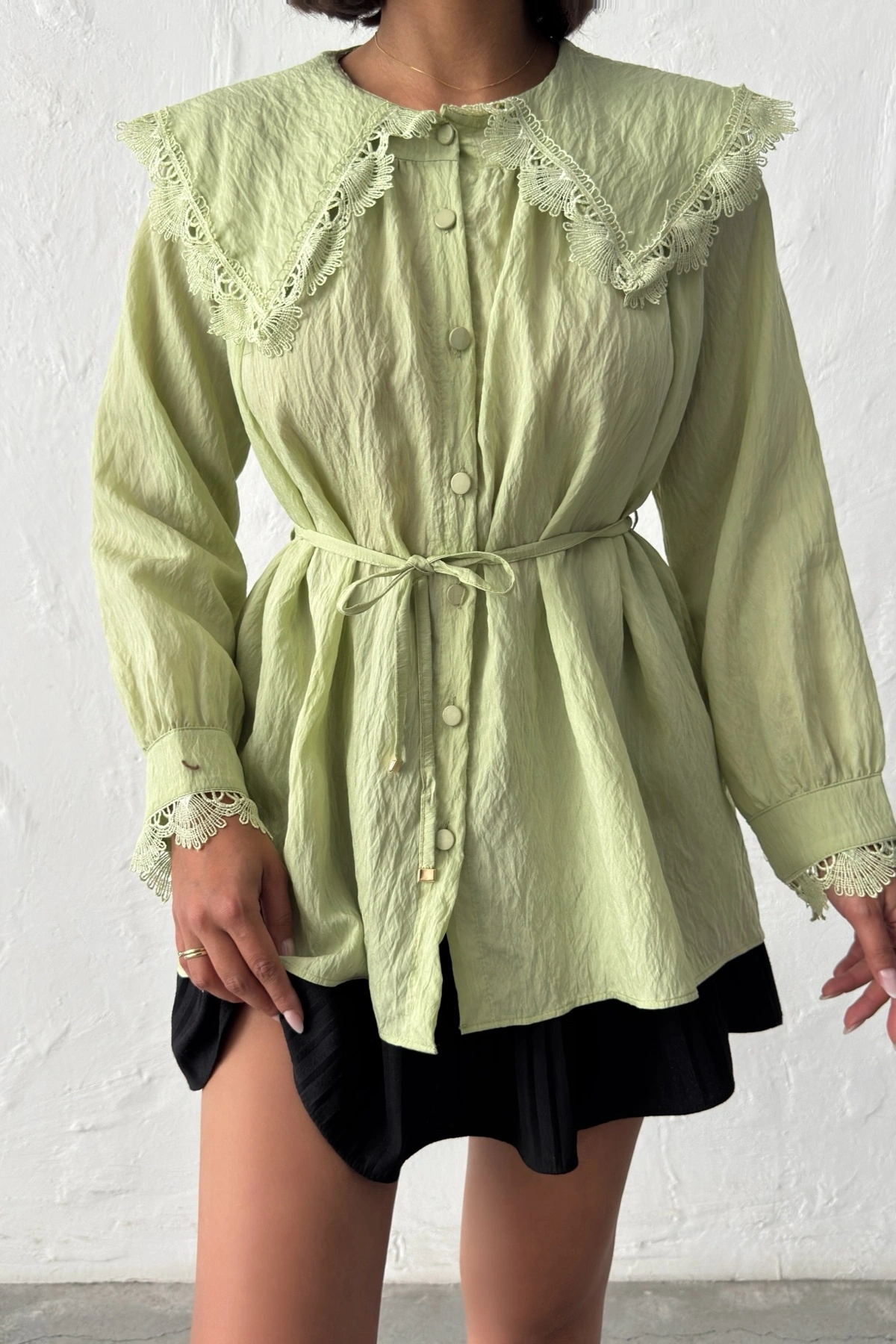 Kadın Çağla Yeşili Vintage Bebe Yaka Dantelli Kuşaklı Yazlık Uzun Kol Gömlek Tunik