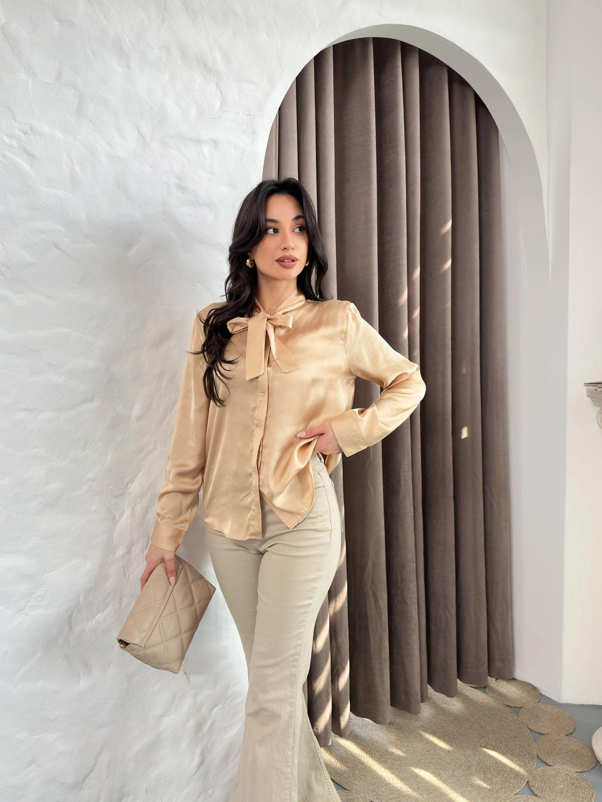 Kadın Bej Fiyonk Yaka Detaylı Uzun Kol Saten Gömlek