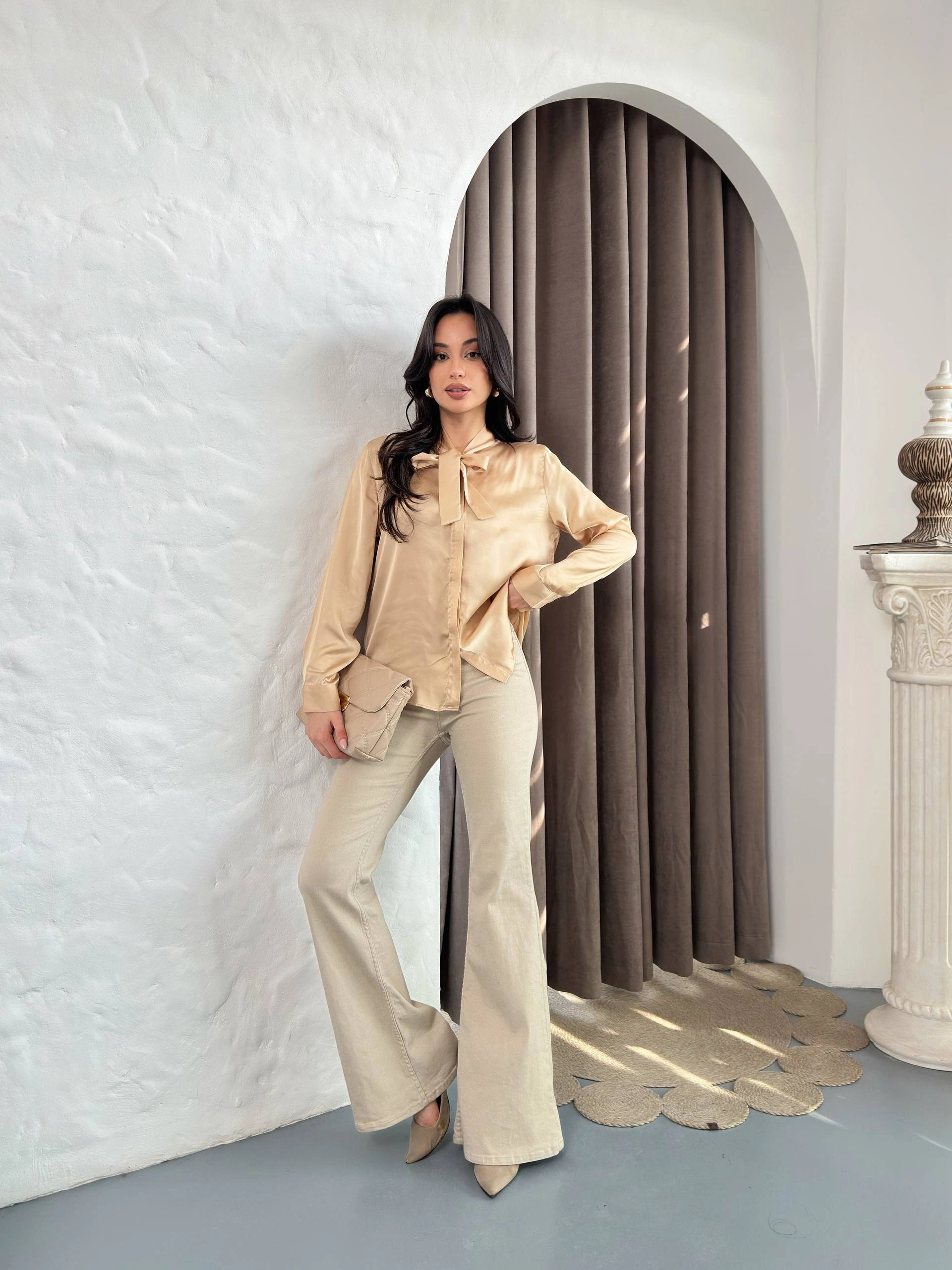 Kadın Bej Fiyonk Yaka Detaylı Uzun Kol Saten Gömlek