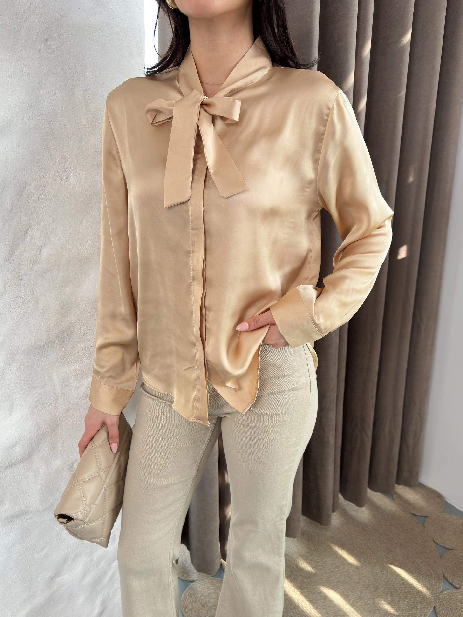 Kadın Bej Fiyonk Yaka Detaylı Uzun Kol Saten Gömlek