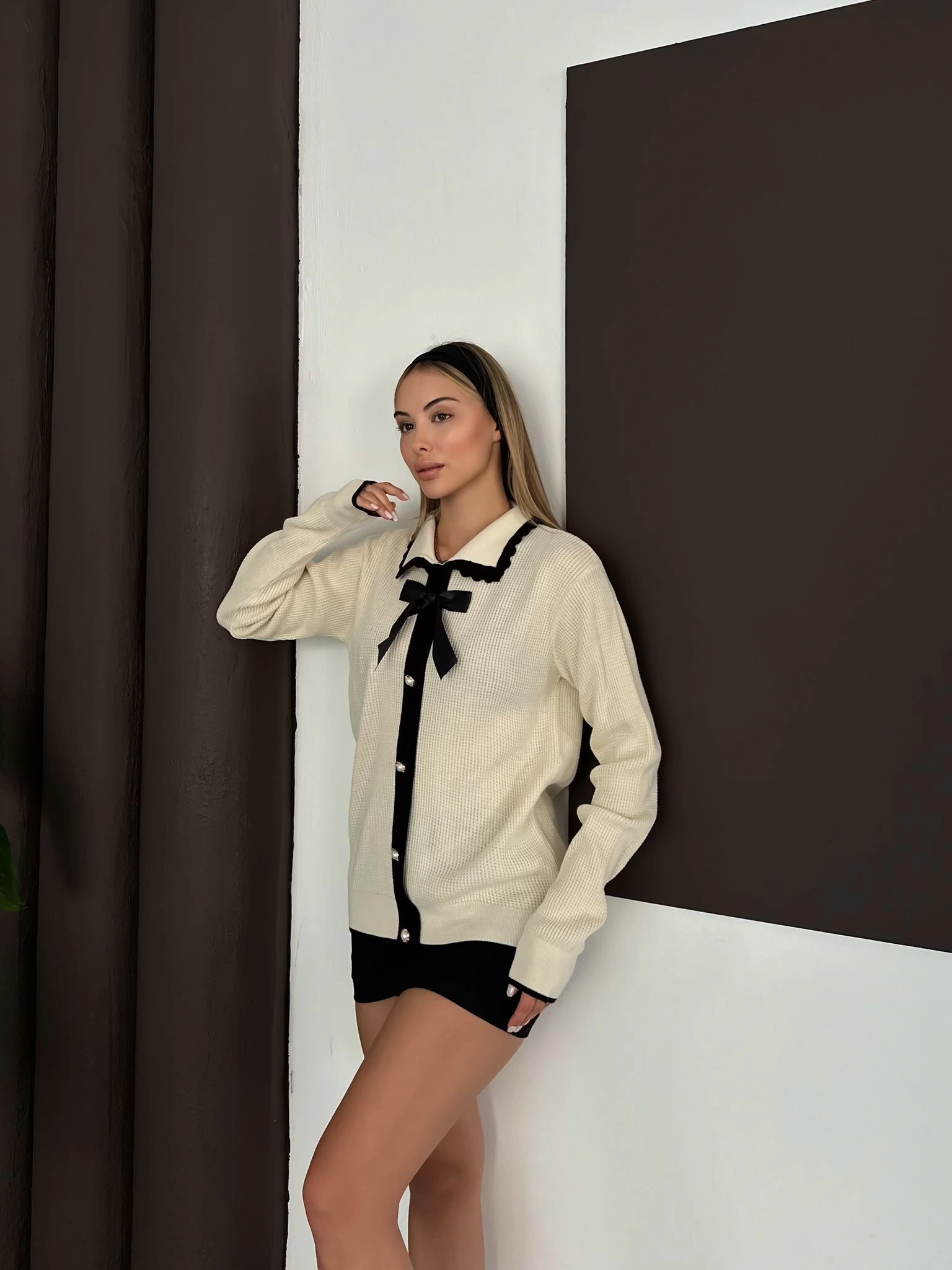 Kadın Ekru Şık Fiyonk Ve İnci Düğme Detaylı Triko Bluz