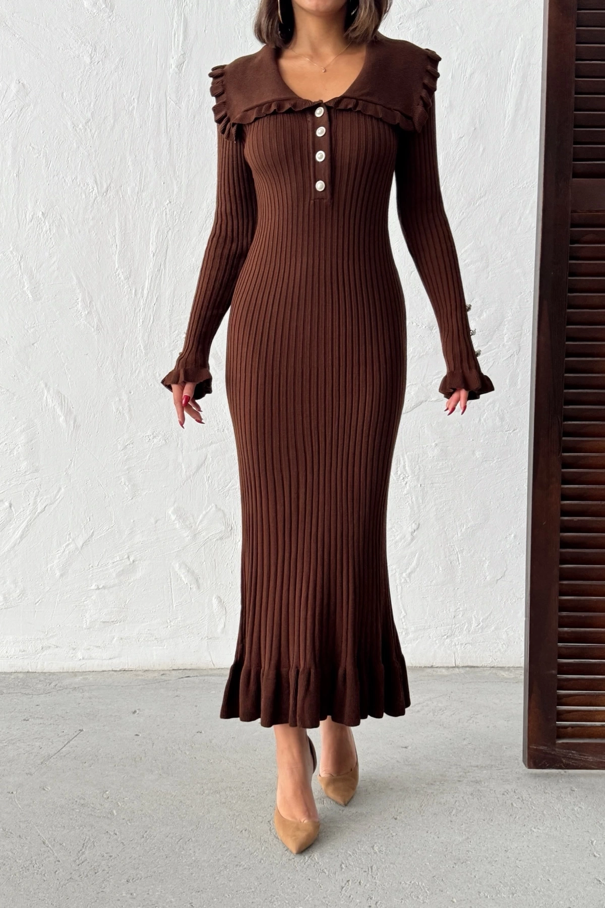 Kadın Kahverengi Kol Düğme ve Fırfır Detaylı Şık Uzun Triko Elbise (Yeni Renk)