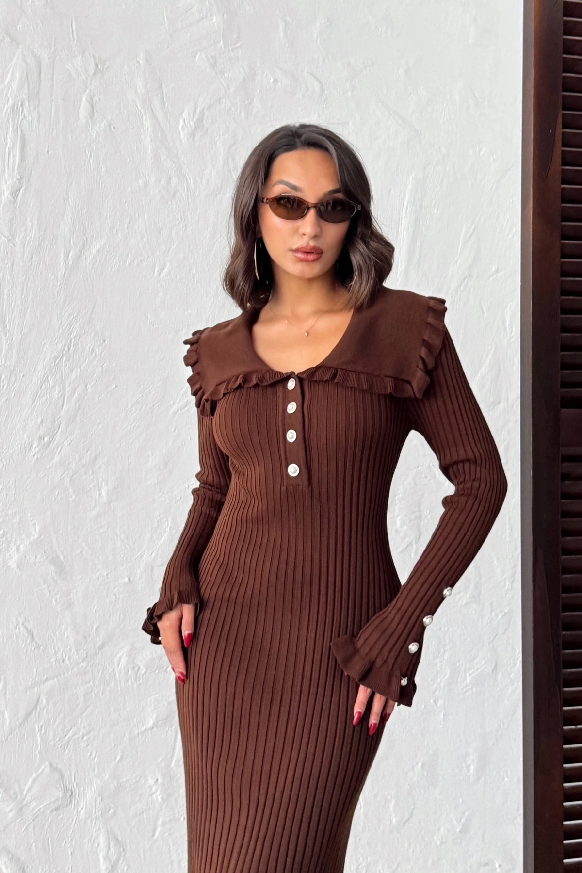 Kadın Kahverengi Kol Düğme ve Fırfır Detaylı Şık Uzun Triko Elbise (Yeni Renk)