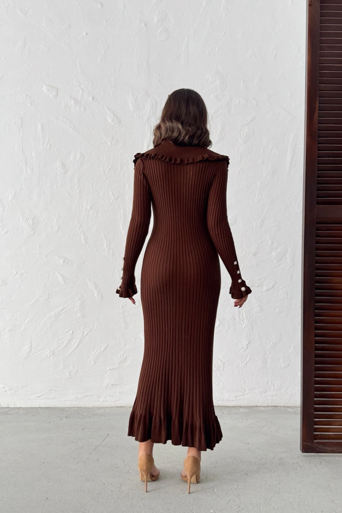 Kadın Kahverengi Kol Düğme ve Fırfır Detaylı Şık Uzun Triko Elbise (Yeni Renk)
