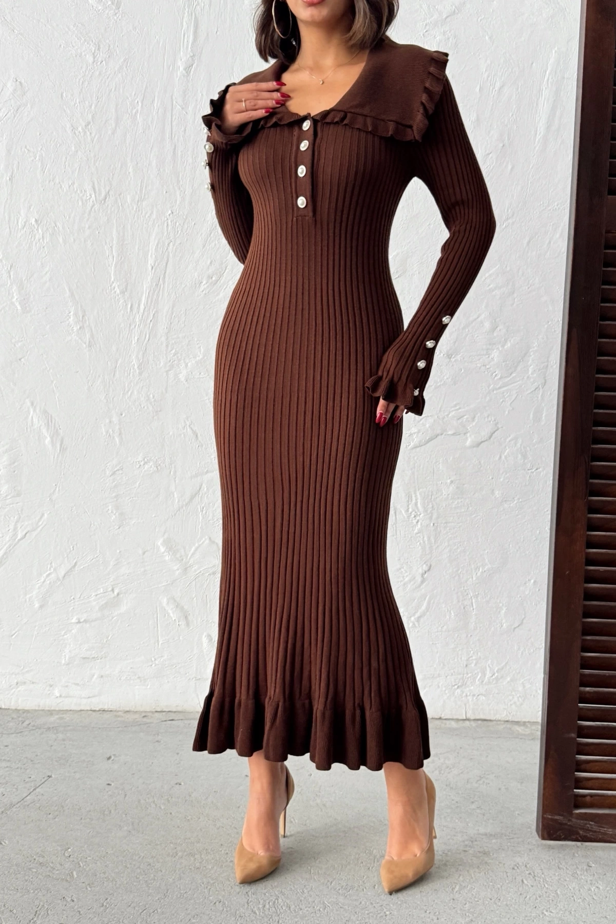Kadın Kahverengi Kol Düğme ve Fırfır Detaylı Şık Uzun Triko Elbise (Yeni Renk)
