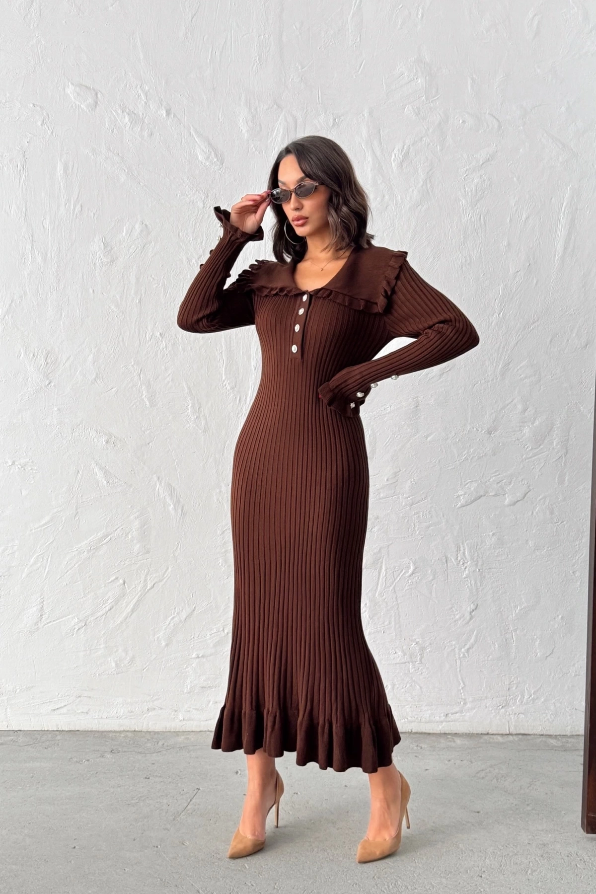 Kadın Kahverengi Kol Düğme ve Fırfır Detaylı Şık Uzun Triko Elbise (Yeni Renk)