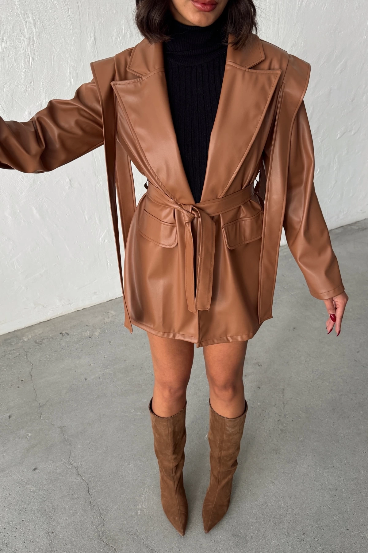Kadın Kahverengi Kruvaze Yaka Kuşaklı Deri Ceket