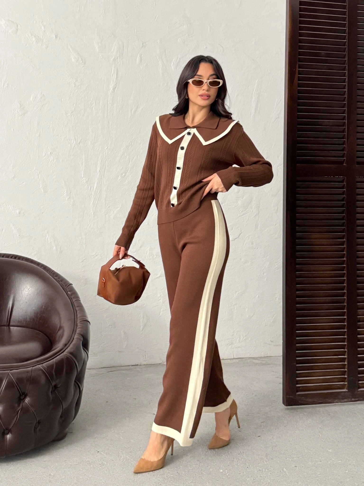 Kadın Kahverengi Şık Yaka Detaylı Düğmeli Bluz Pantolon Alt Üst İkili Triko Takım (Yeni Renk)