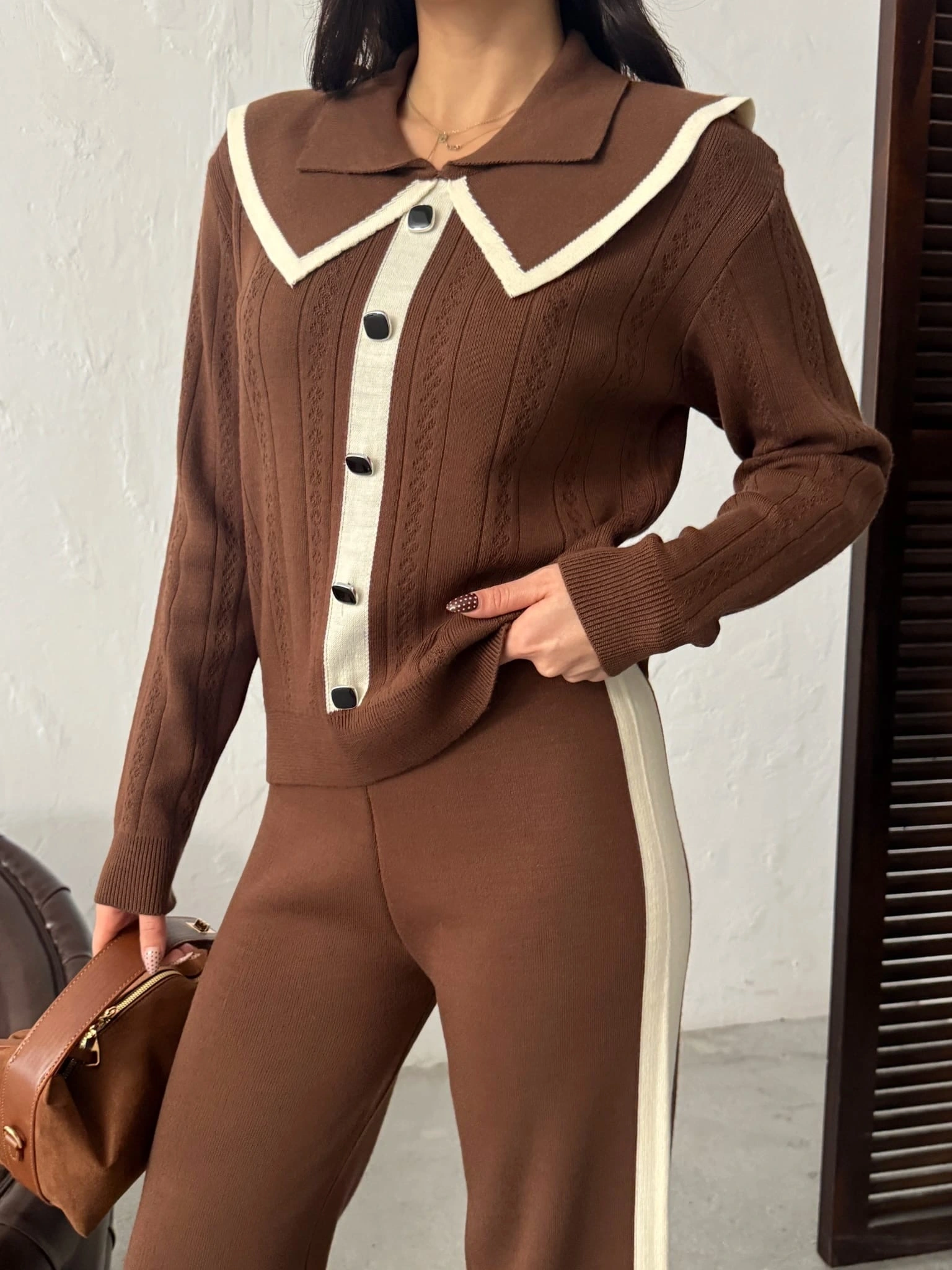 Kadın Kahverengi Şık Yaka Detaylı Düğmeli Bluz Pantolon Alt Üst İkili Triko Takım (Yeni Renk)