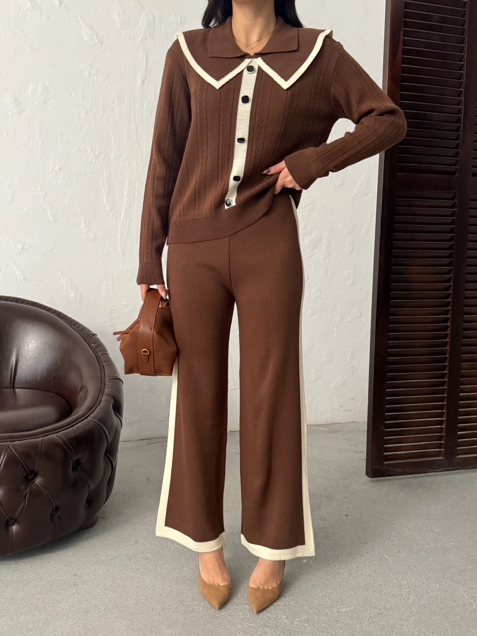 Kadın Kahverengi Şık Yaka Detaylı Düğmeli Bluz Pantolon Alt Üst İkili Triko Takım (Yeni Renk)