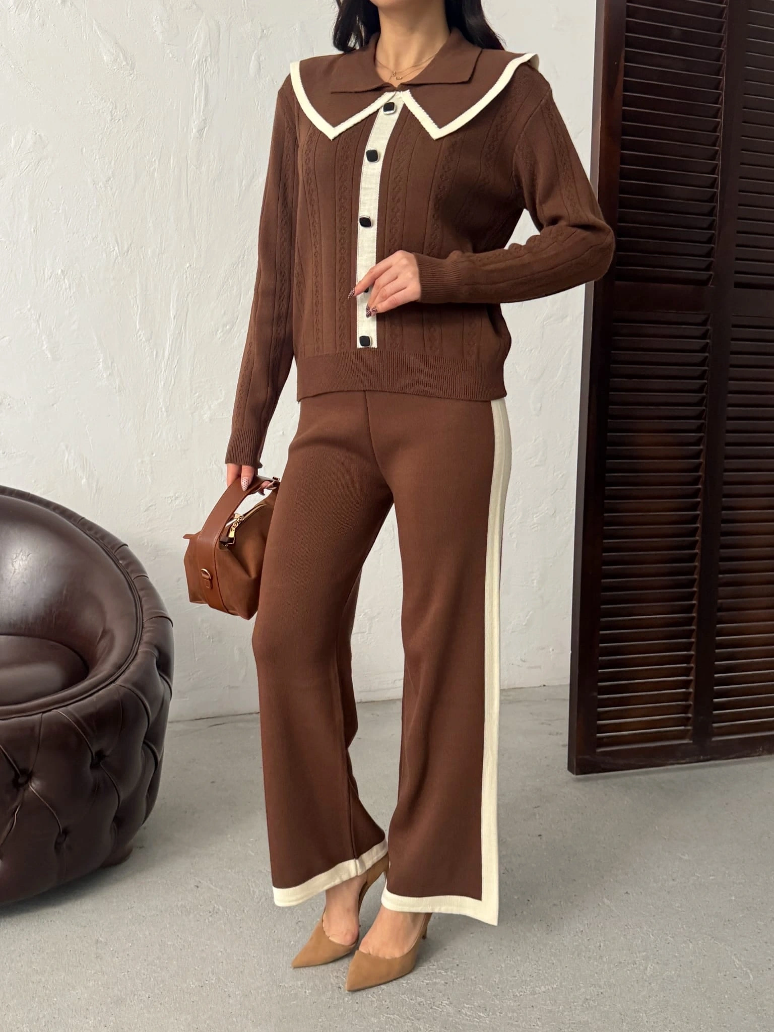 Kadın Kahverengi Şık Yaka Detaylı Düğmeli Bluz Pantolon Alt Üst İkili Triko Takım (Yeni Renk)