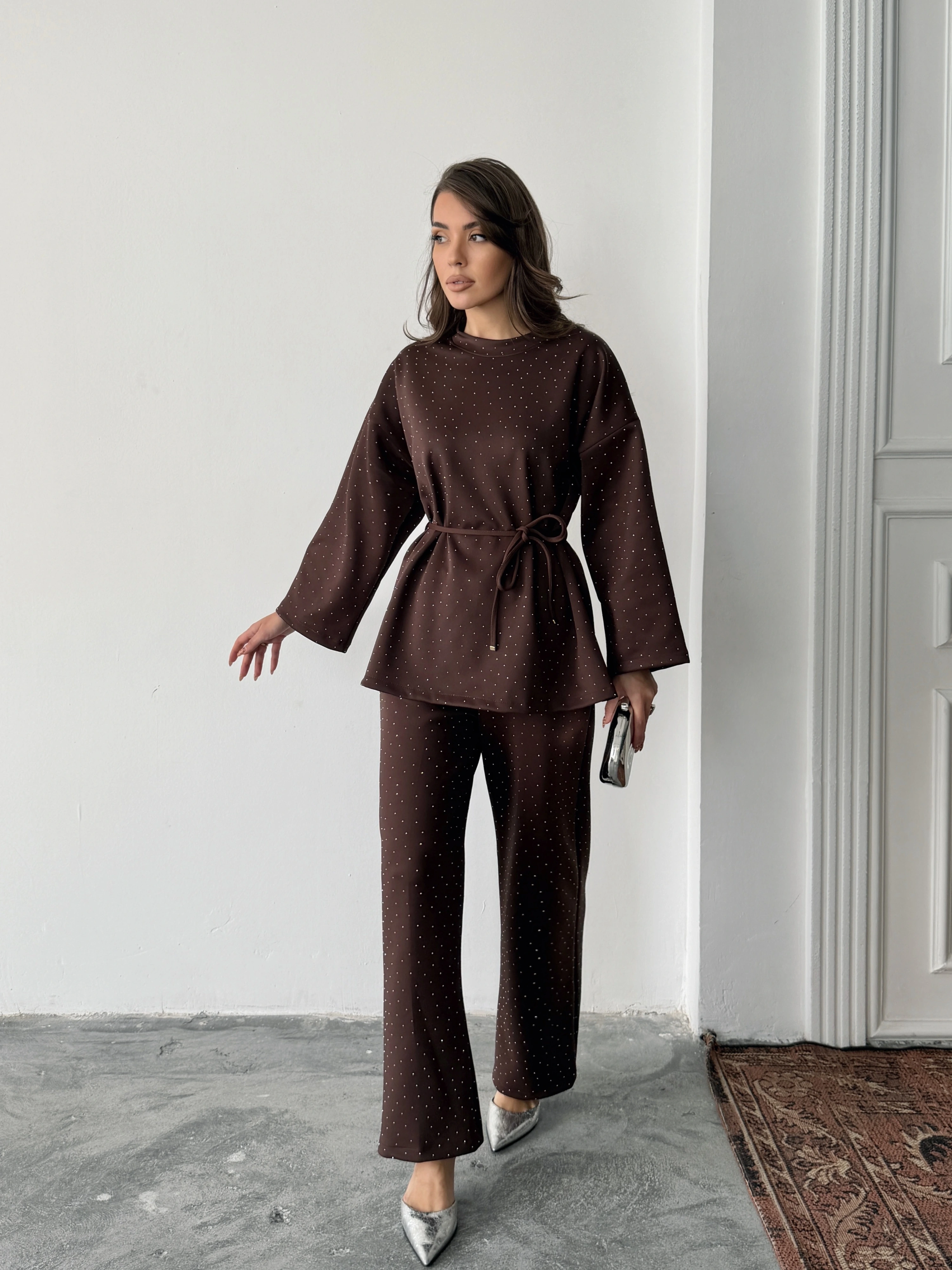Kadın Kahverengi Taş İşlemeli Bel Bağlama Detaylı Bluz Pantolon Alt Üst İkili Takım