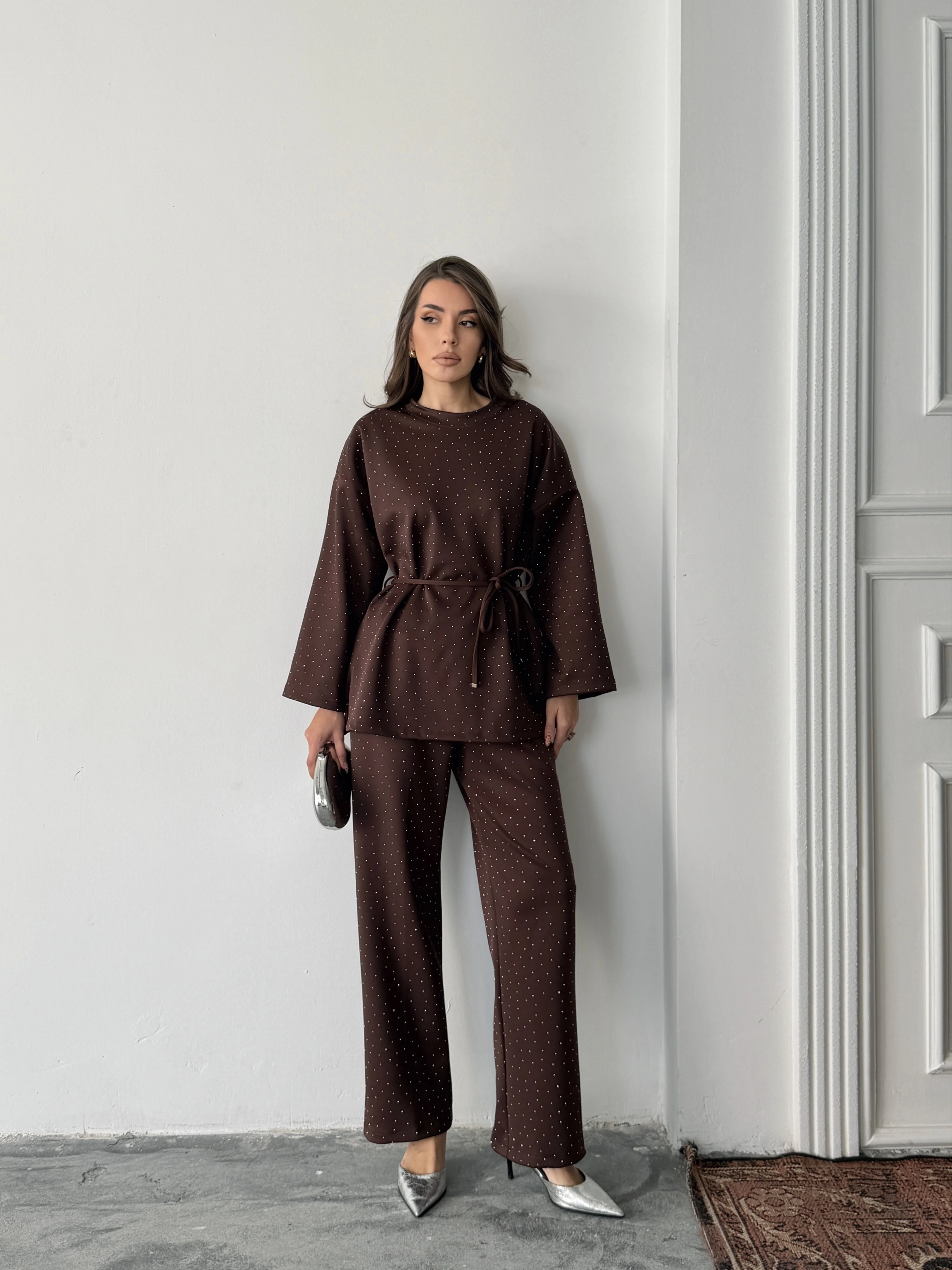 Kadın Kahverengi Taş İşlemeli Bel Bağlama Detaylı Bluz Pantolon Alt Üst İkili Takım